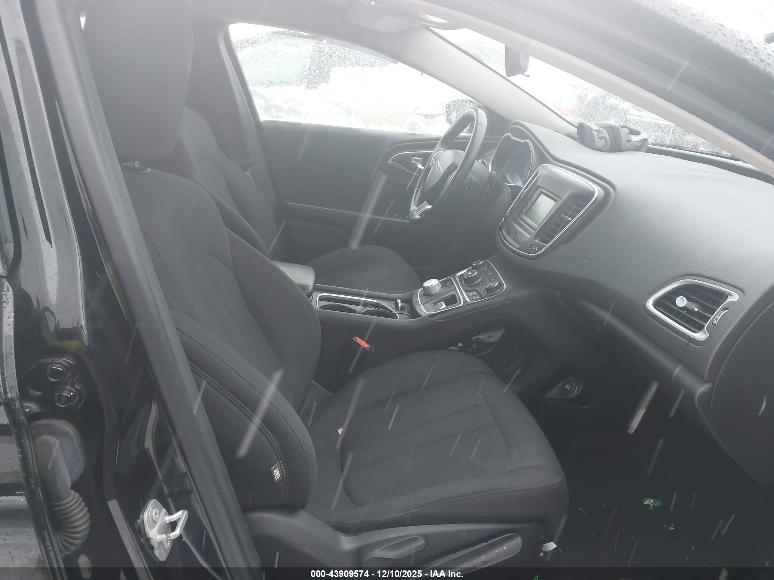 CHRYSLER 200 image 5