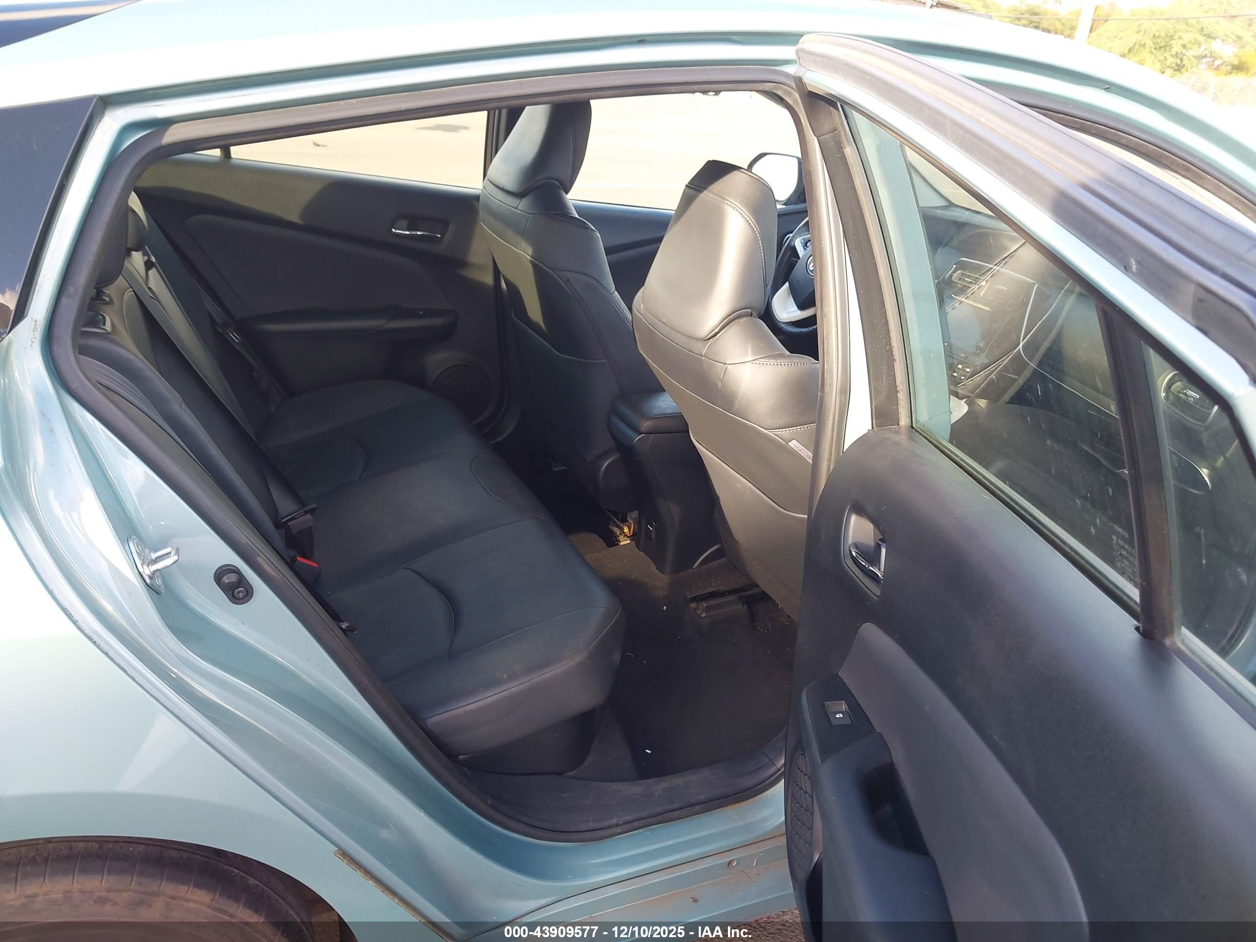 TOYOTA PRIUS image 8