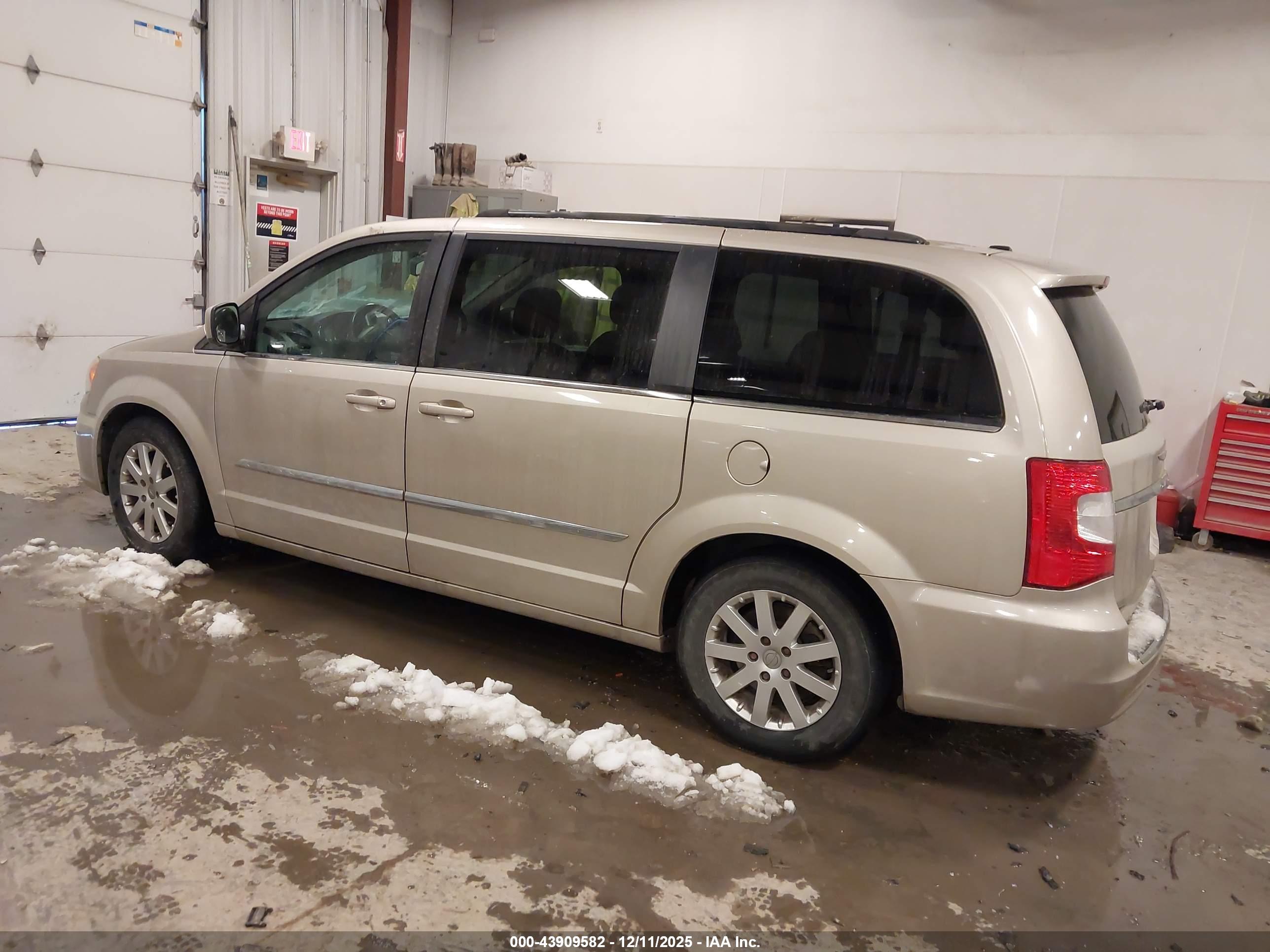 CHRYSLER TOWN image 3