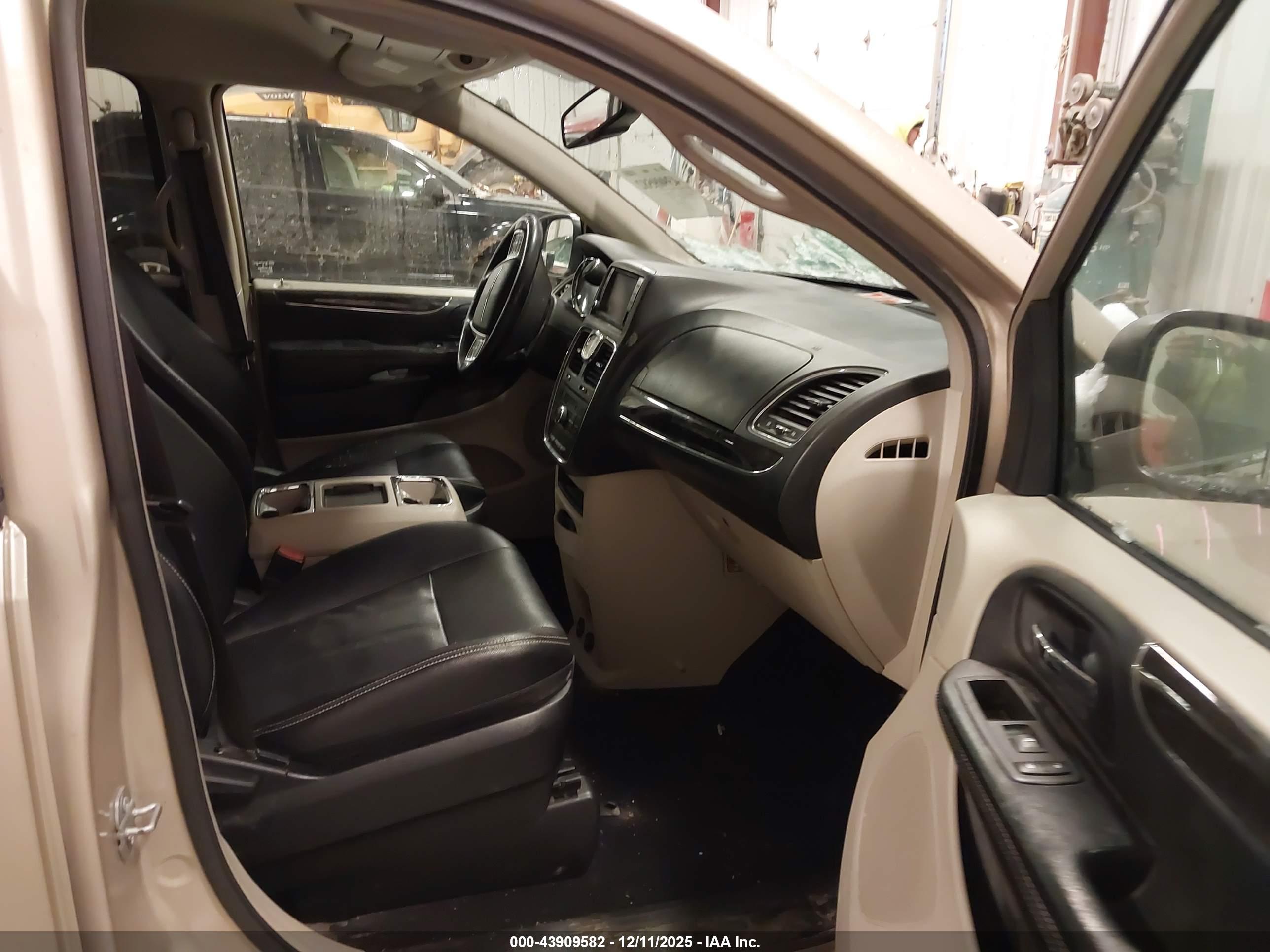 CHRYSLER TOWN image 5