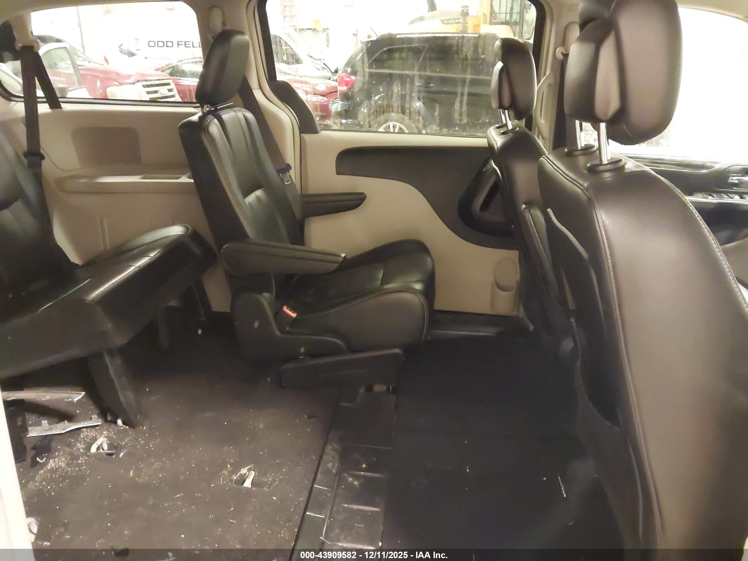 CHRYSLER TOWN image 8