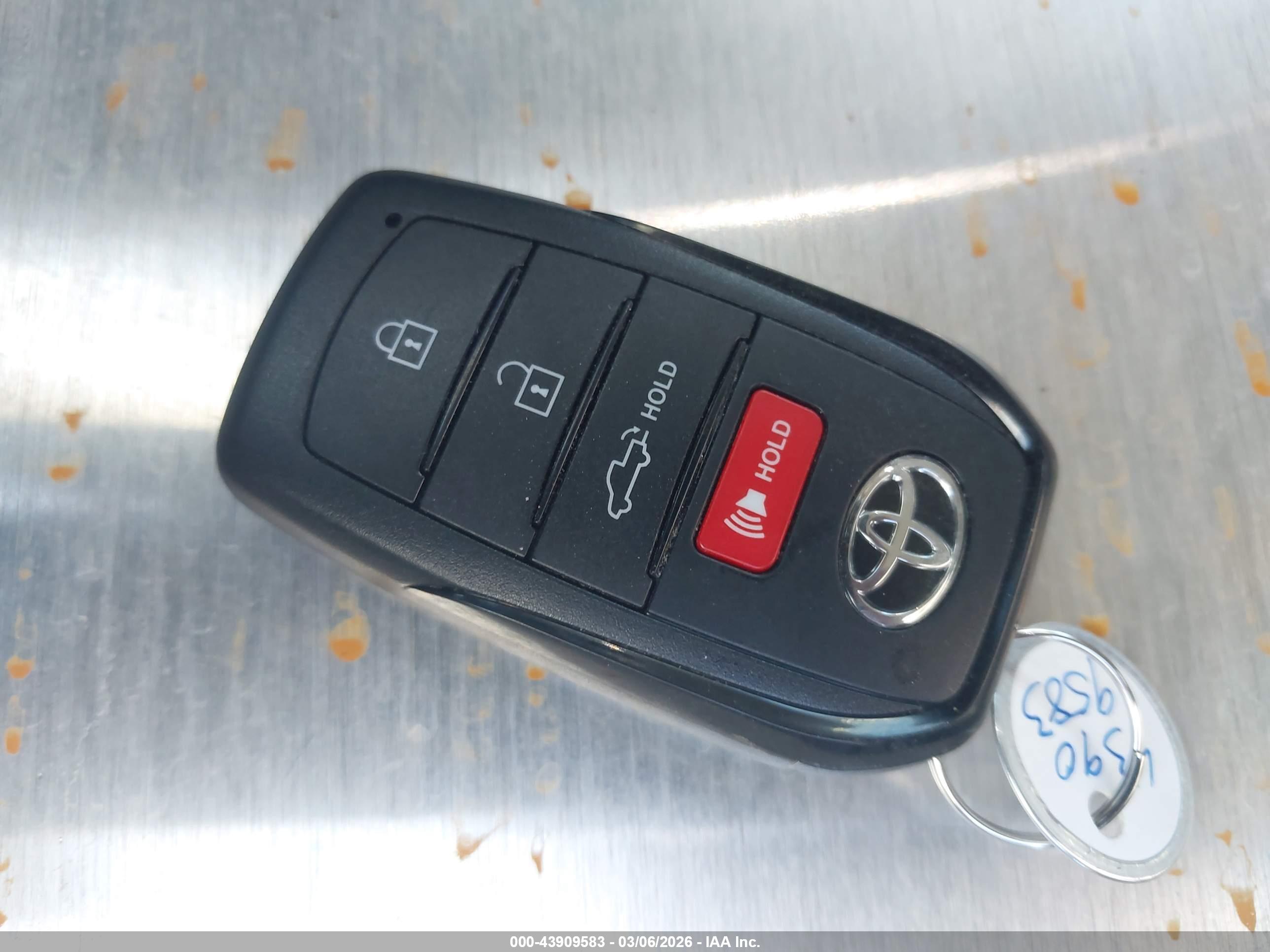 TOYOTA TUNDRA image 11