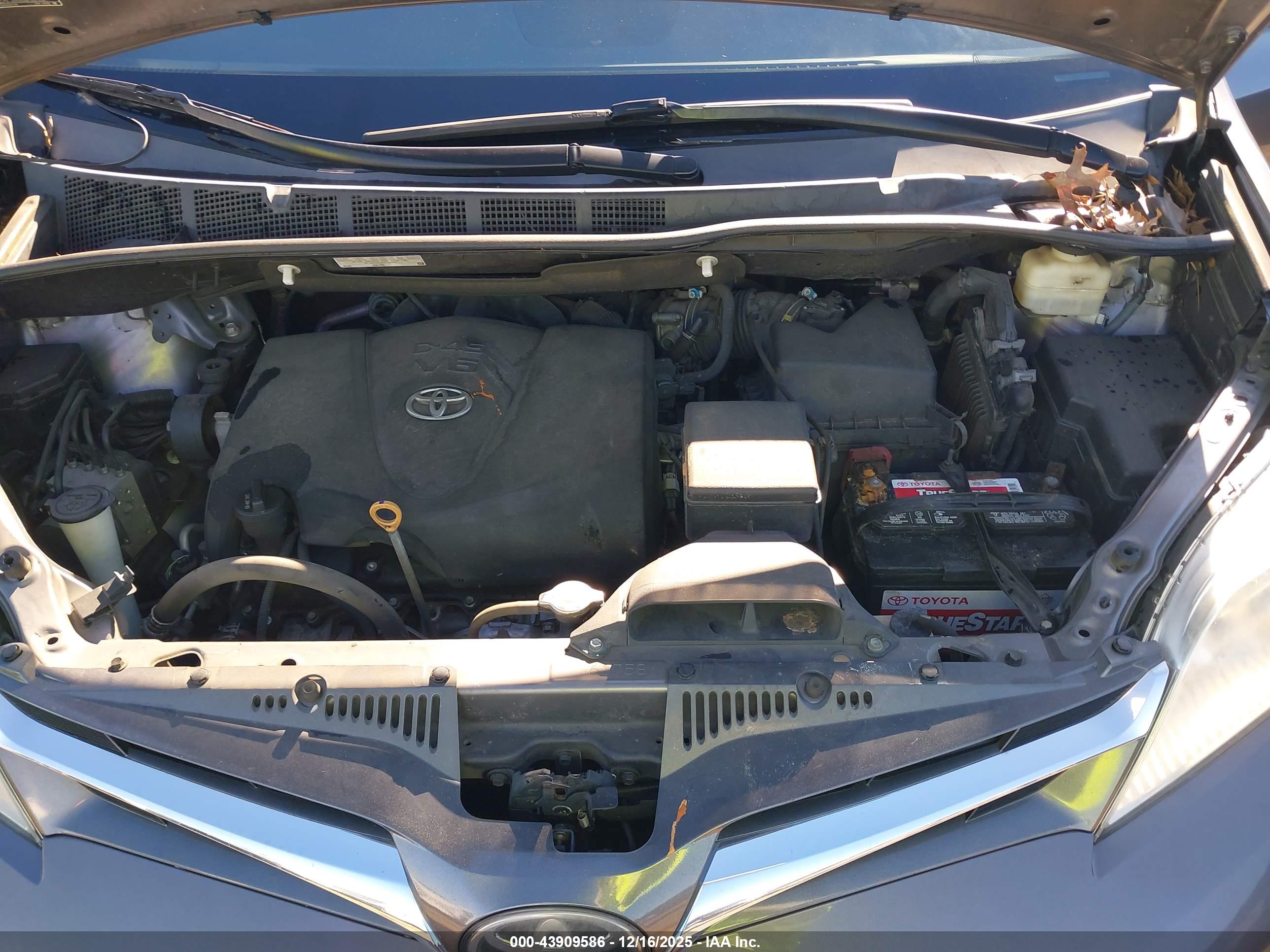 TOYOTA SIENNA image 10