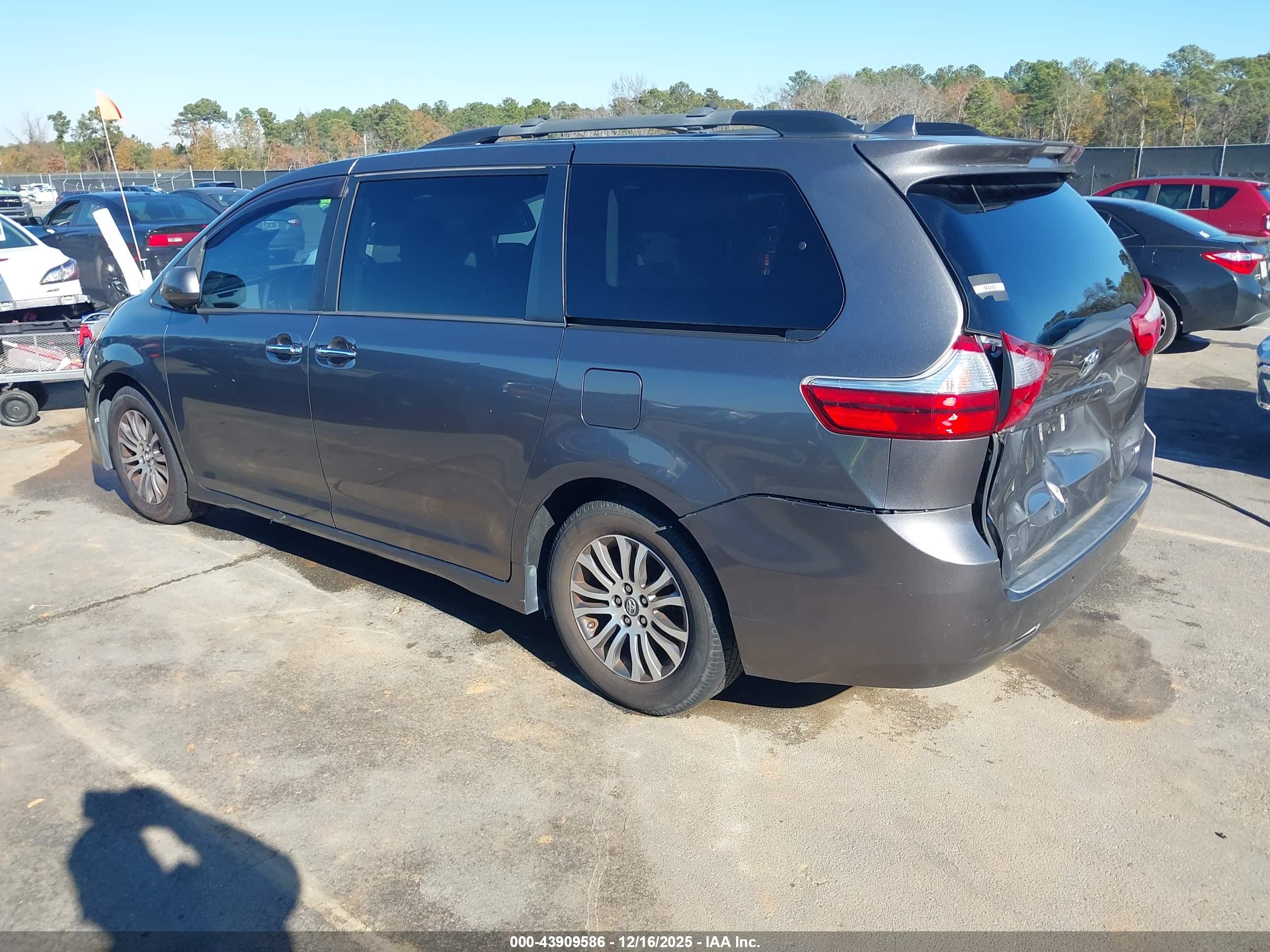 TOYOTA SIENNA image 3
