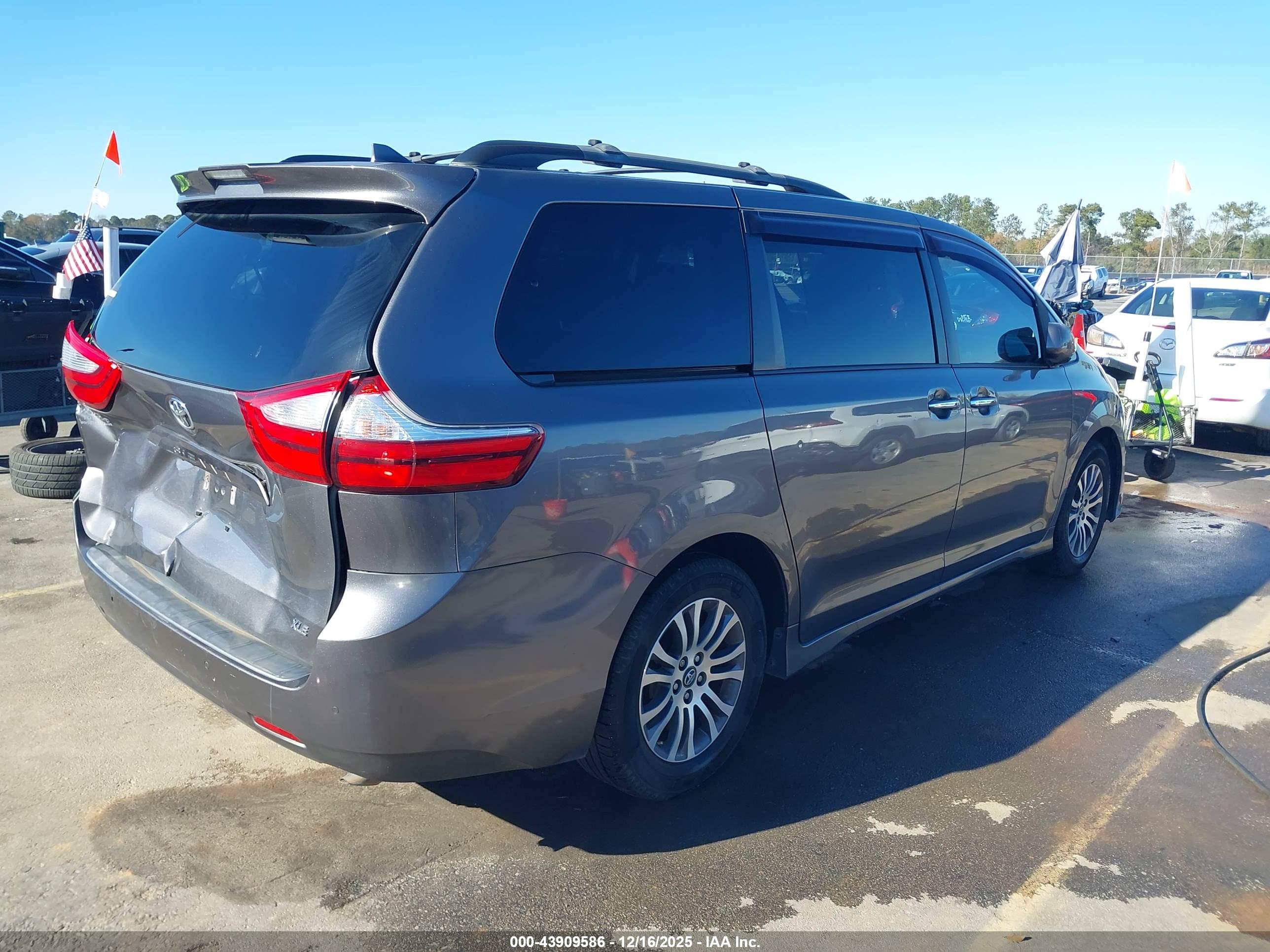 TOYOTA SIENNA image 4