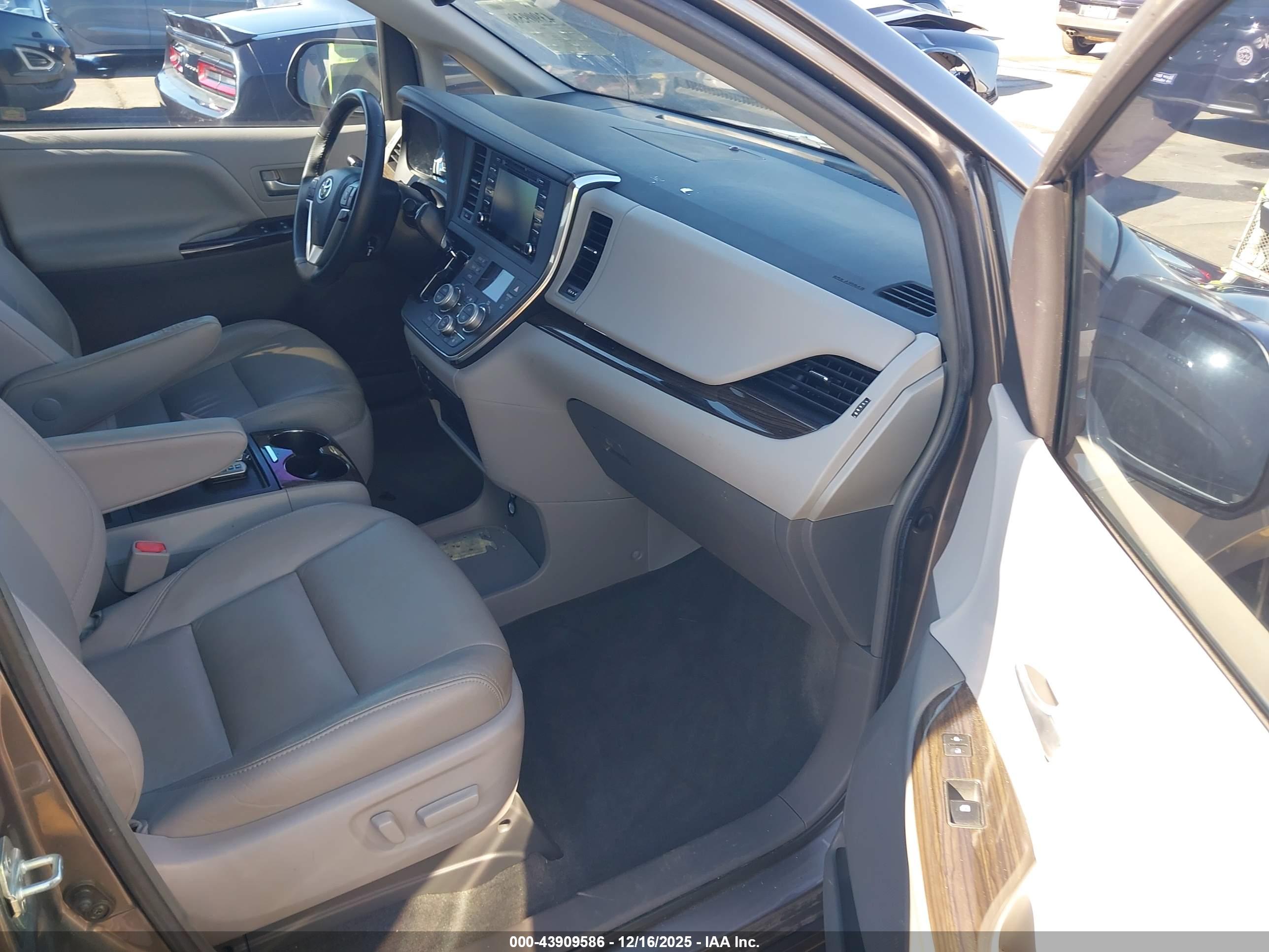 TOYOTA SIENNA image 5