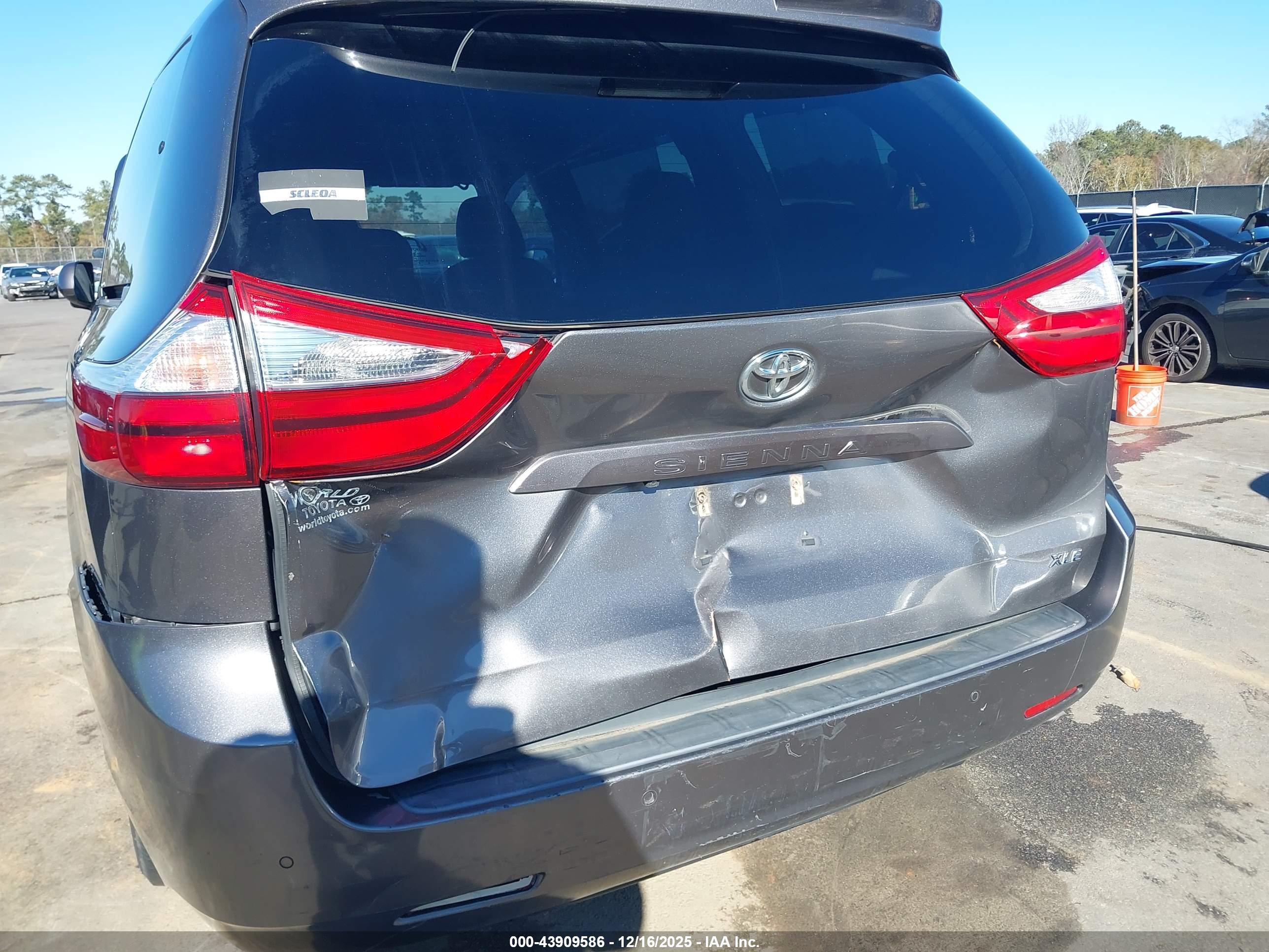 TOYOTA SIENNA image 6