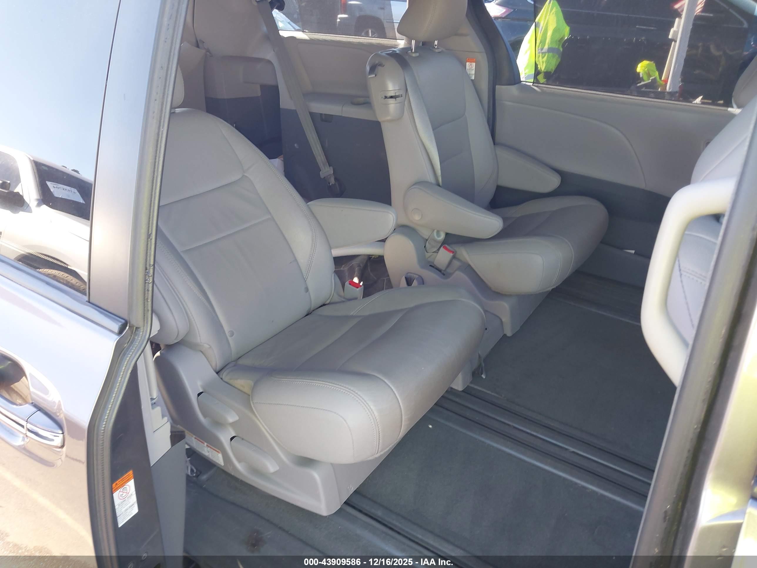 TOYOTA SIENNA image 8