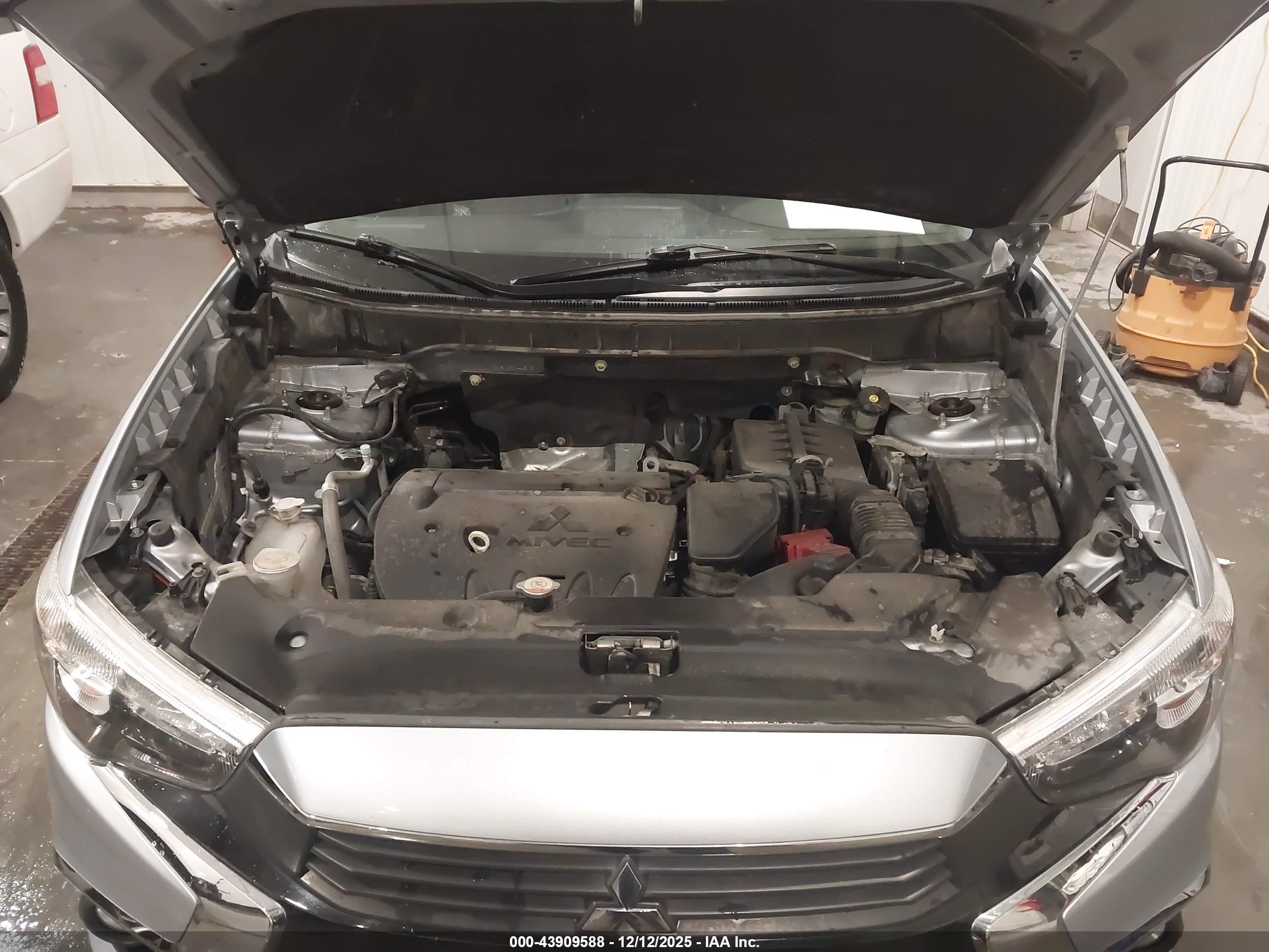 MITSUBISHI OUTLANDER image 10