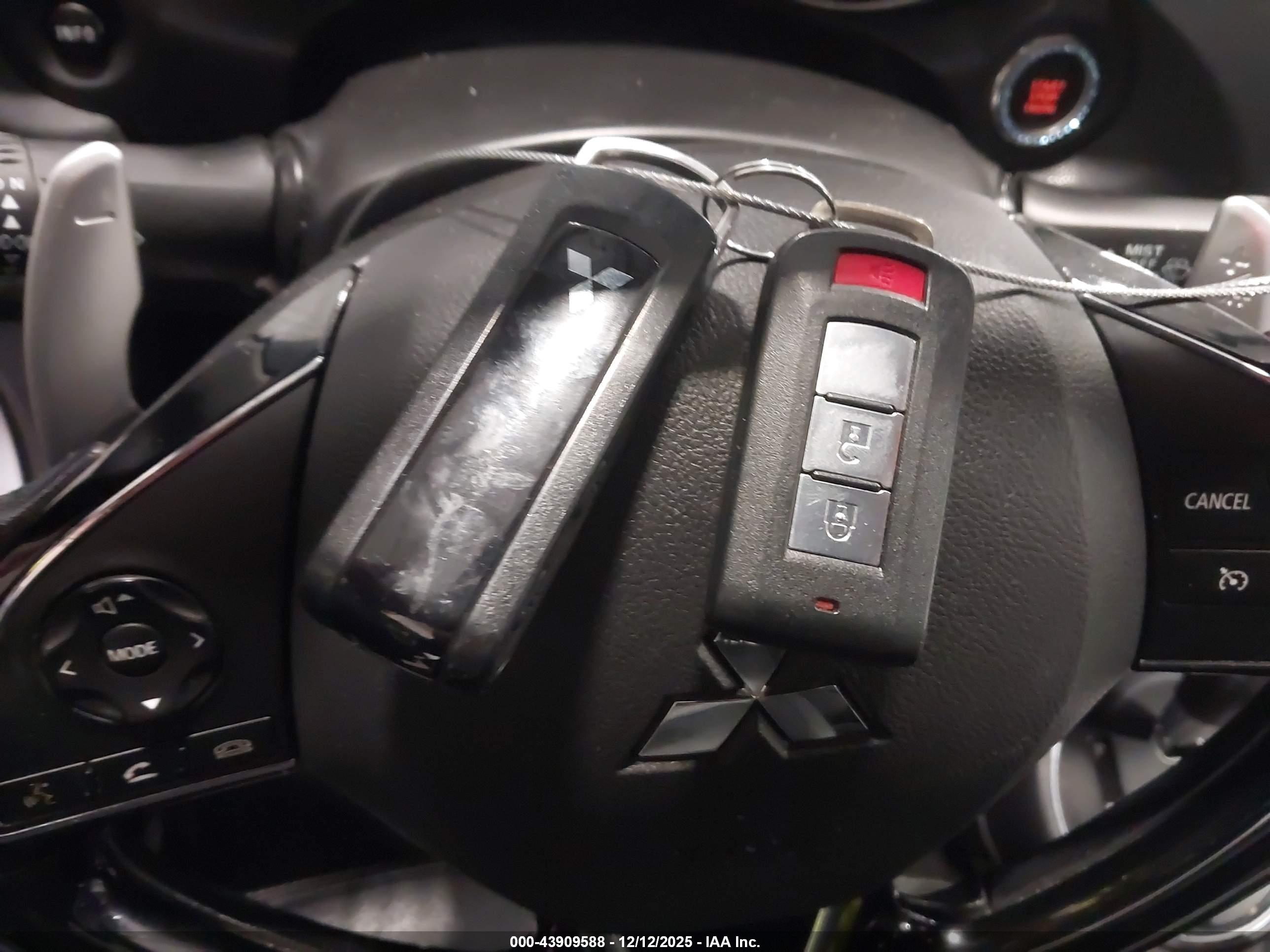 MITSUBISHI OUTLANDER image 11