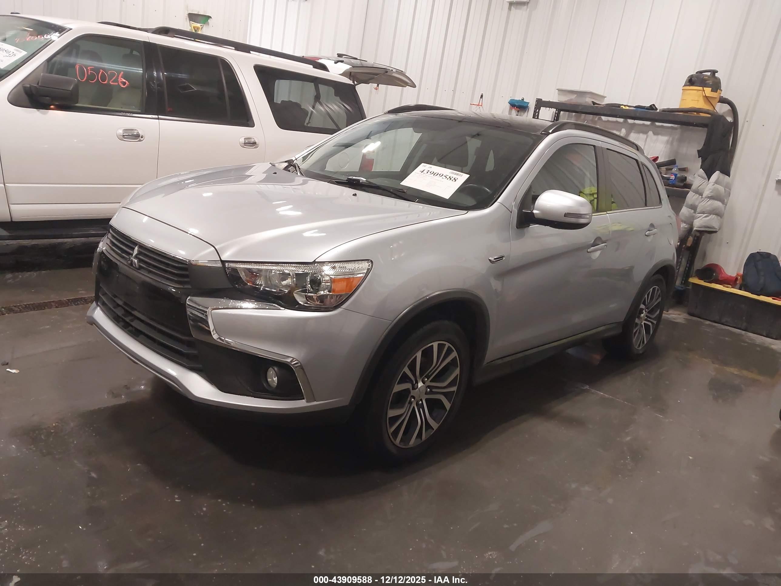 MITSUBISHI OUTLANDER image 2
