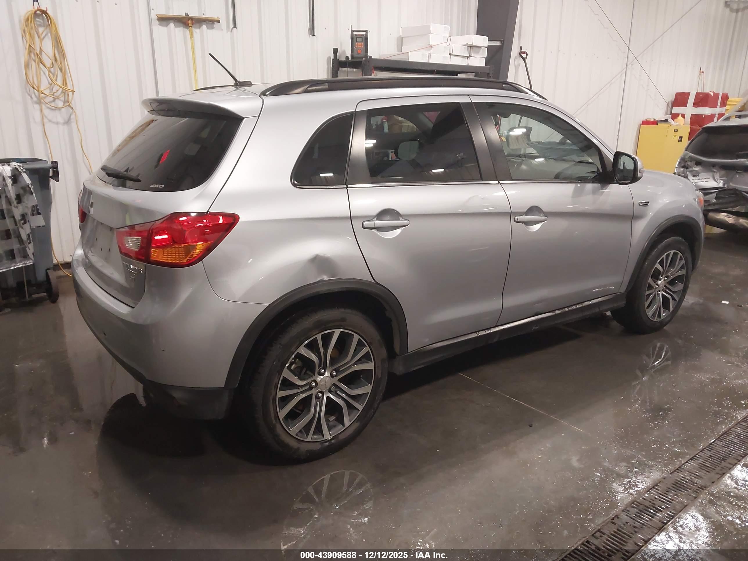 MITSUBISHI OUTLANDER image 4