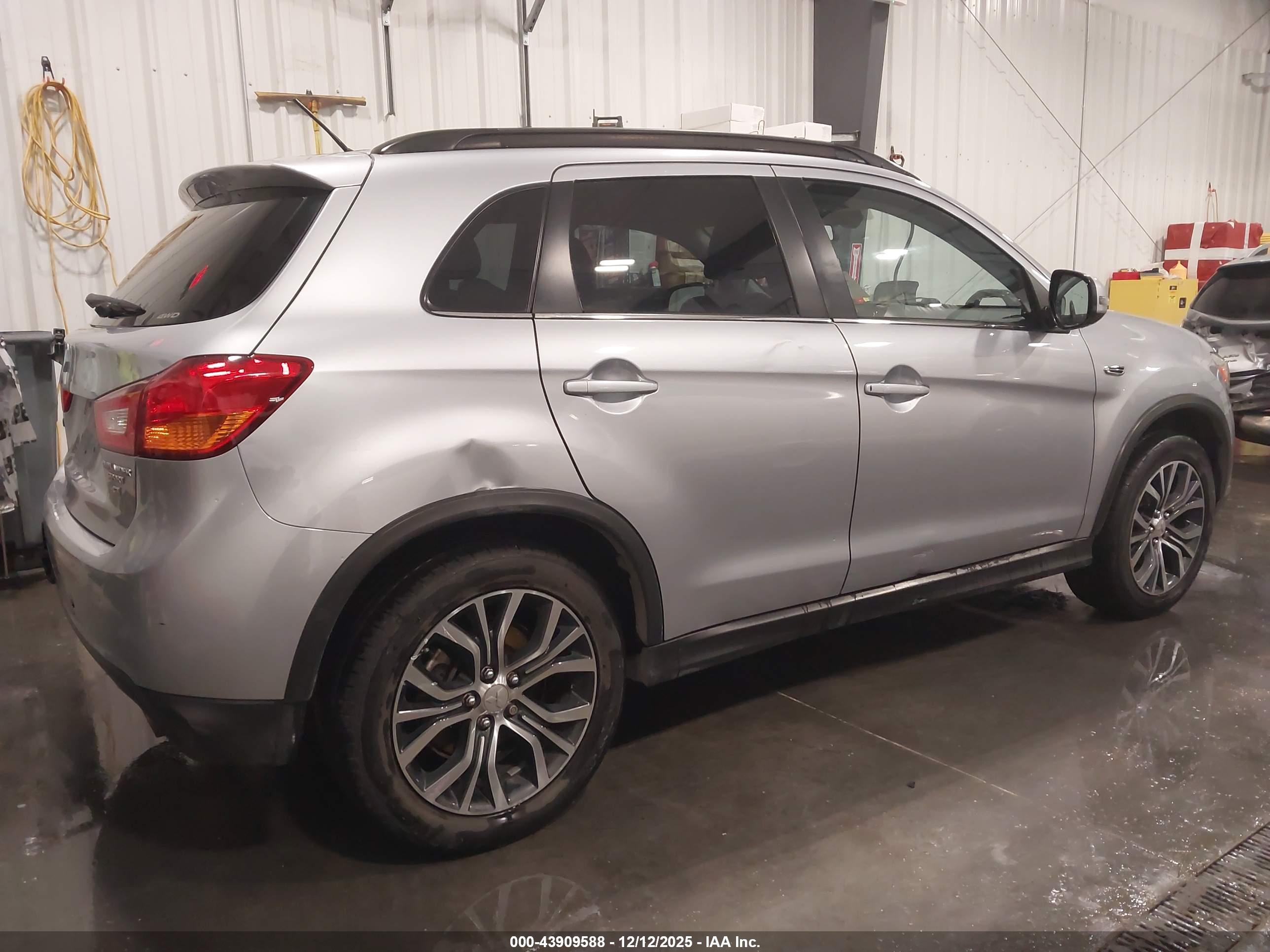 MITSUBISHI OUTLANDER image 6
