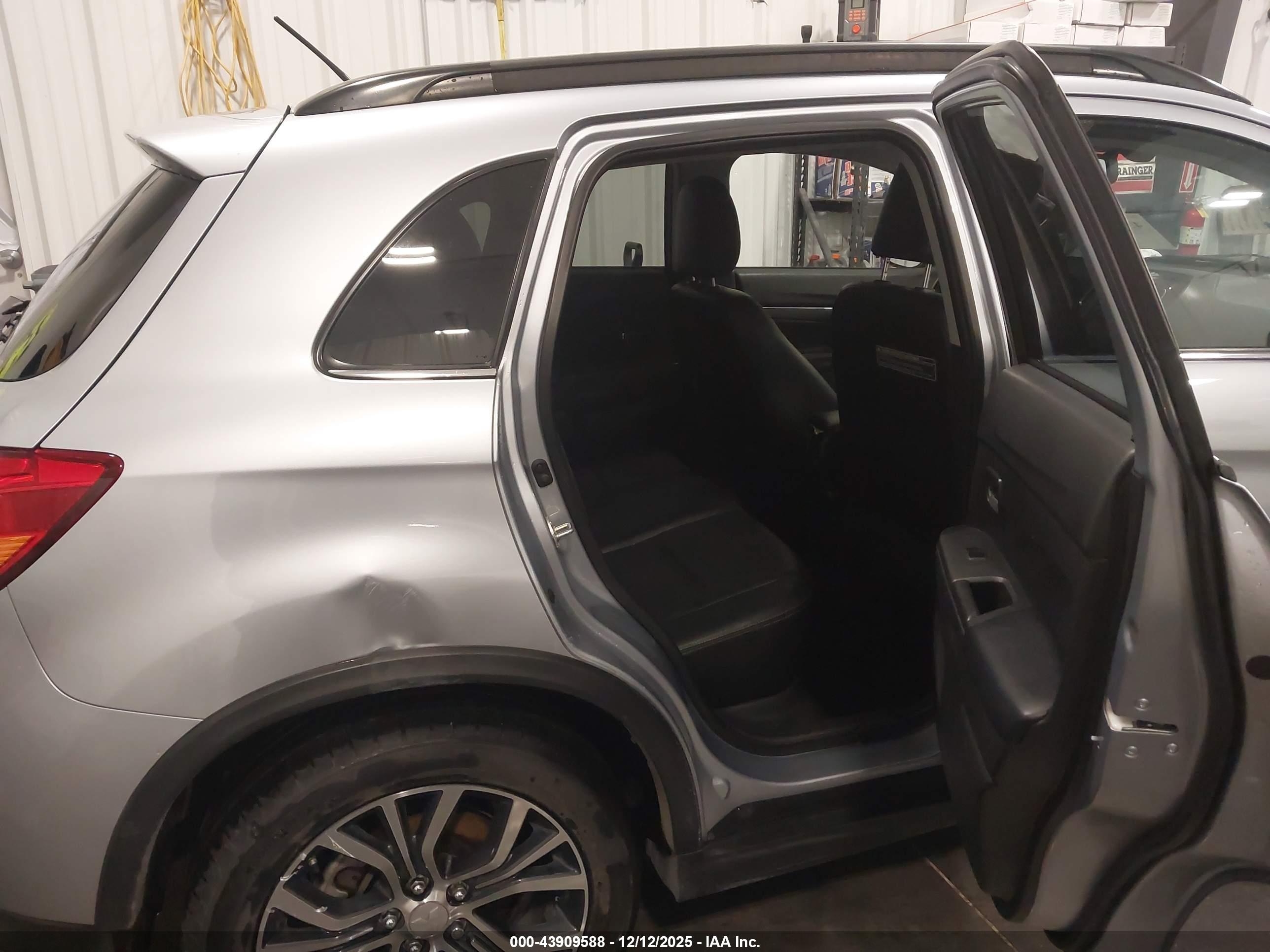 MITSUBISHI OUTLANDER image 8