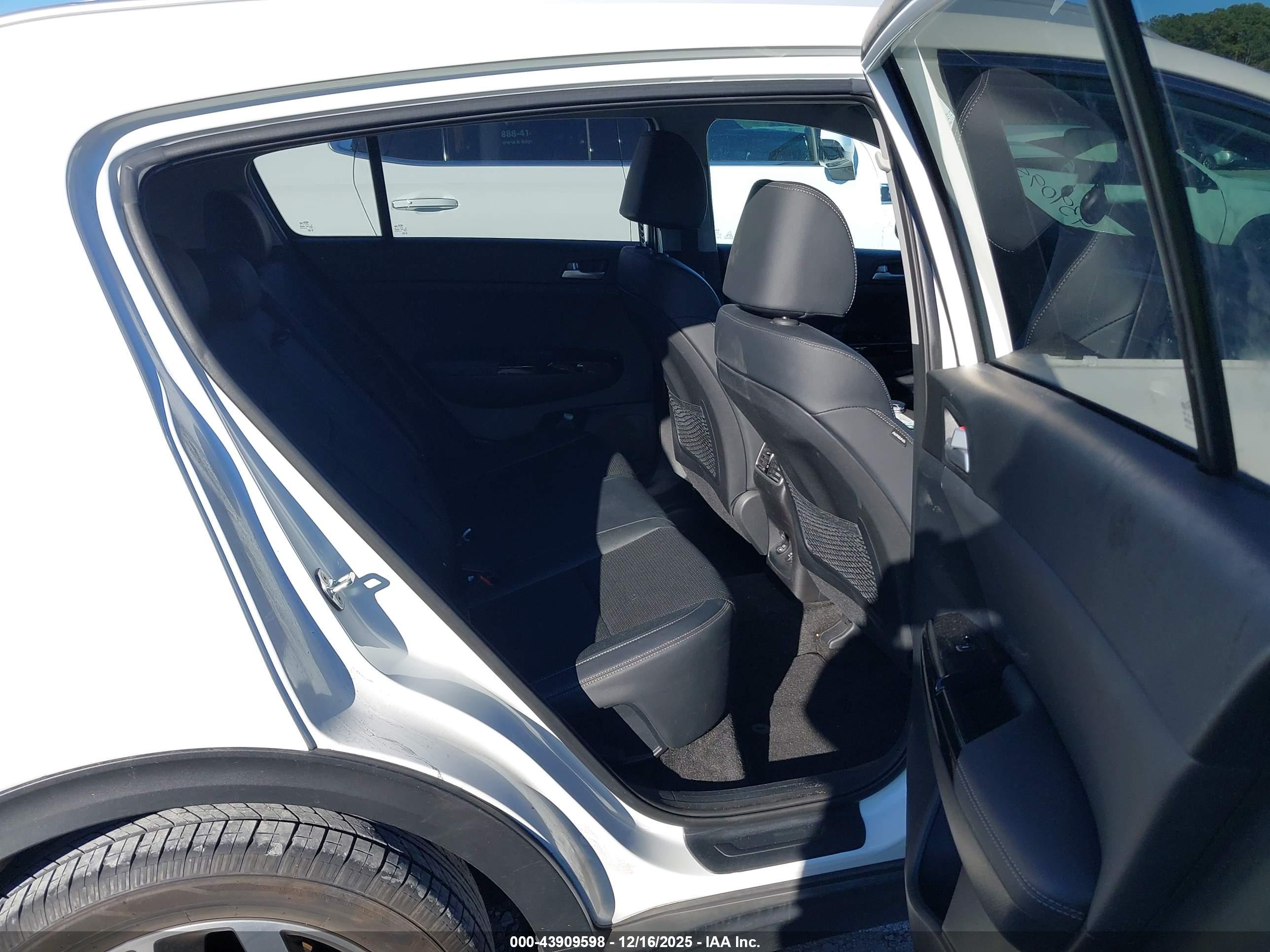 KIA SPORTAGE image 8