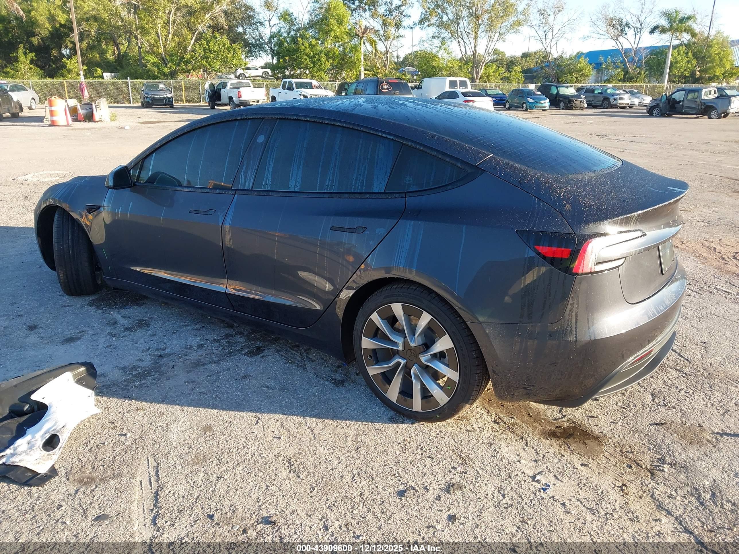TESLA MODEL image 3