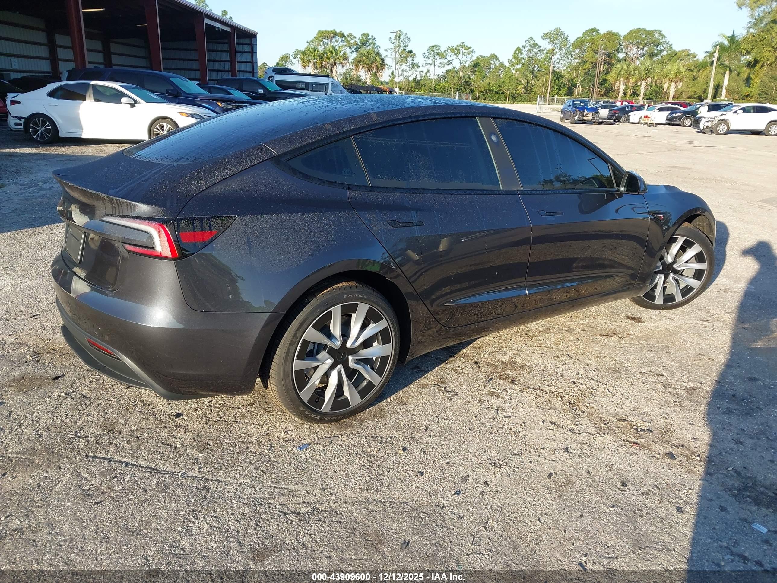 TESLA MODEL image 4