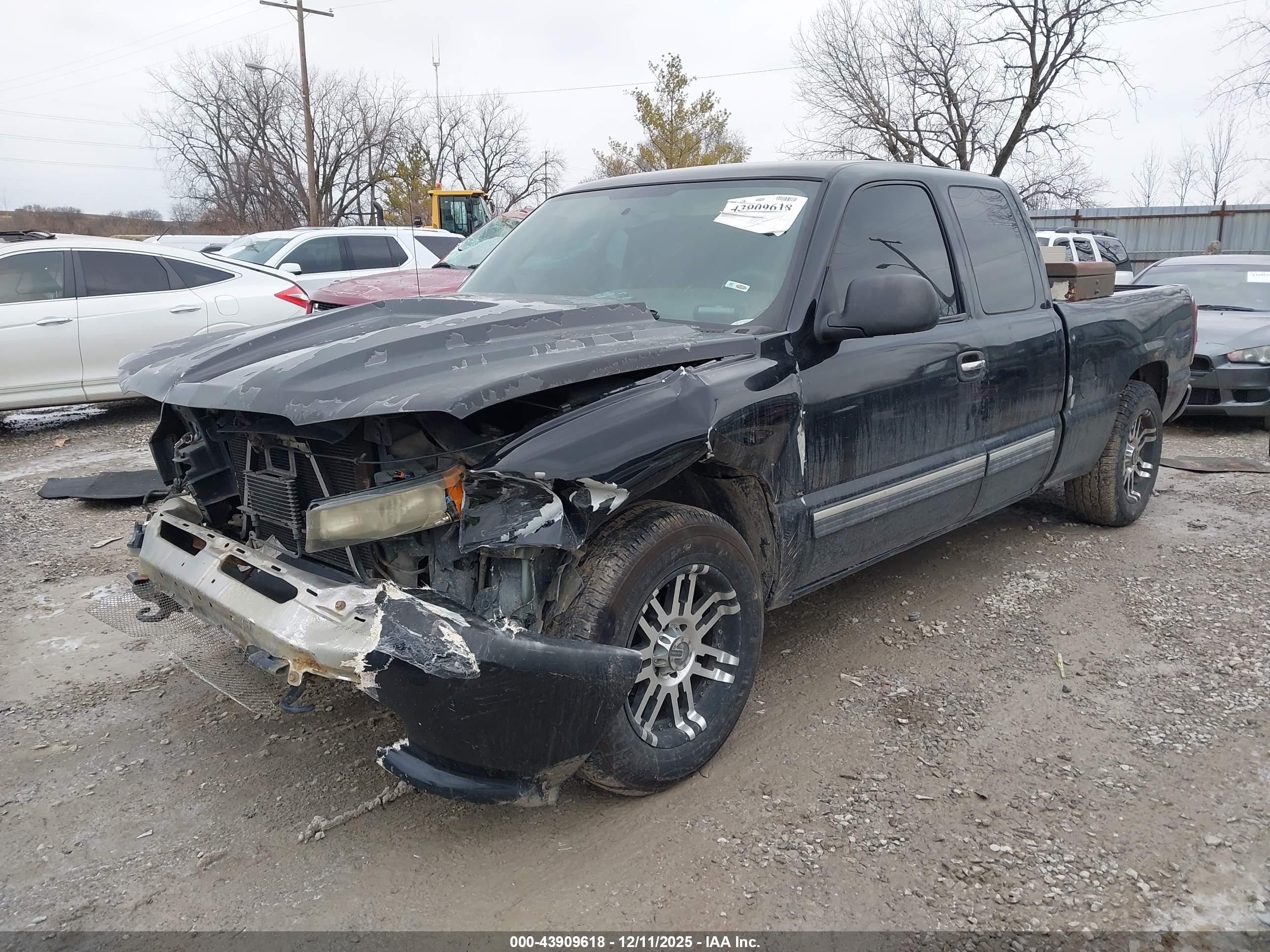 CHEVROLET SILVERADO image 2