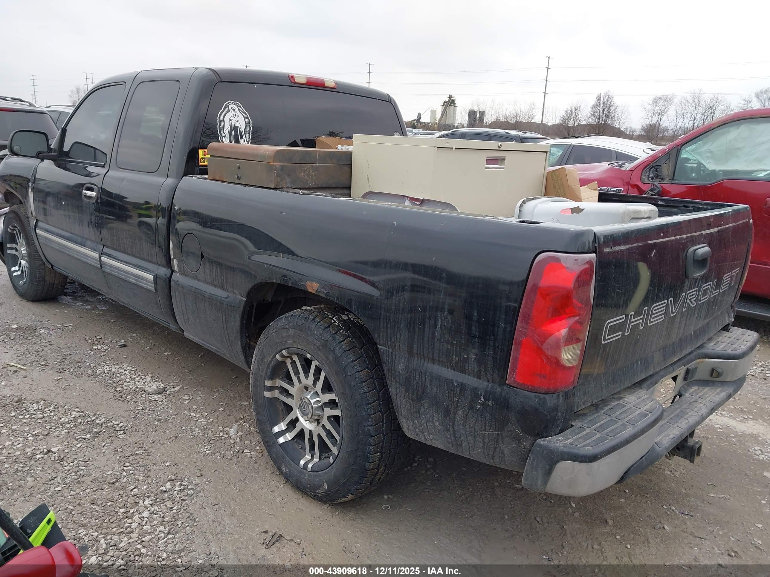 CHEVROLET SILVERADO image 3
