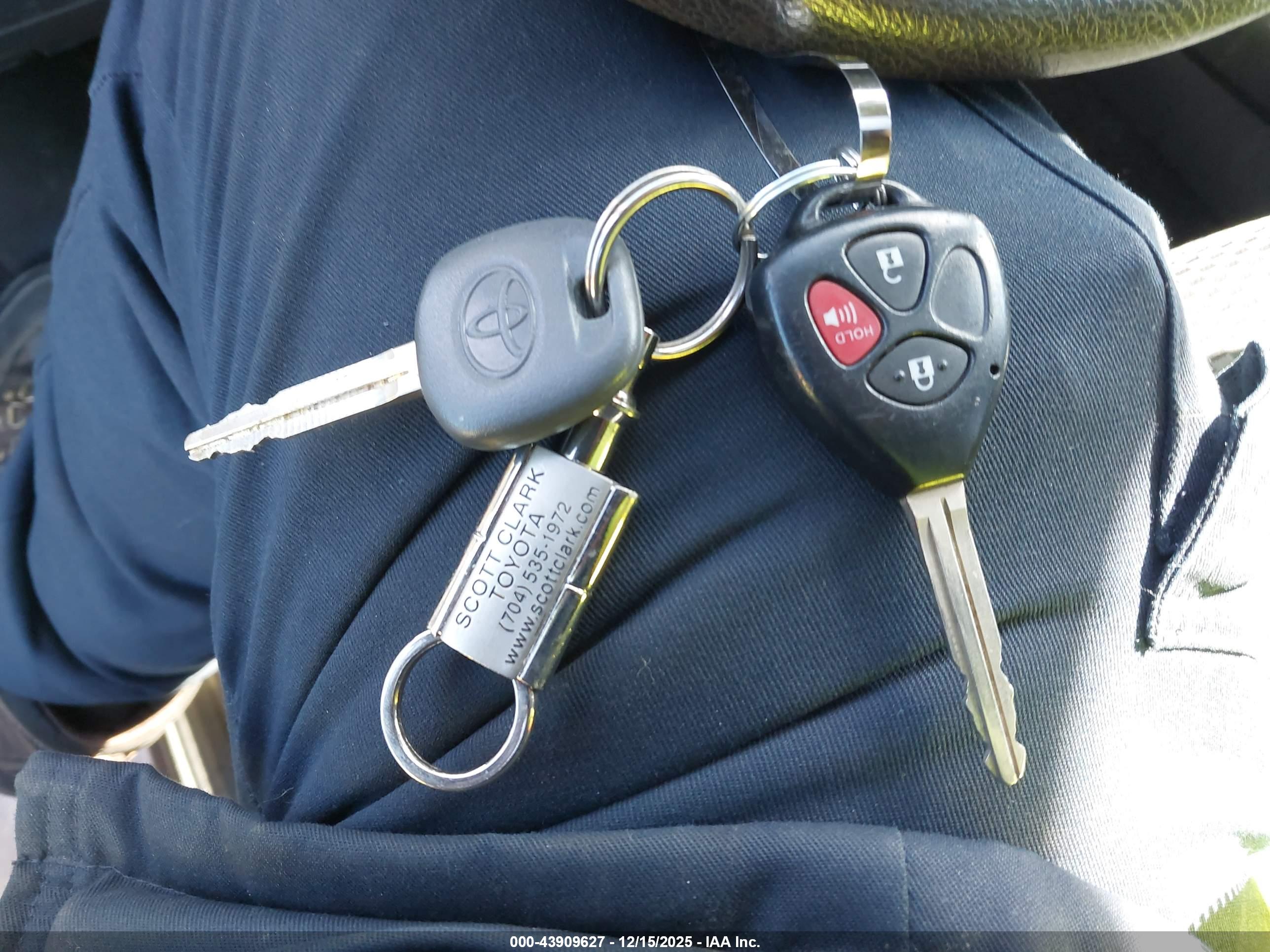 TOYOTA RAV4 image 11