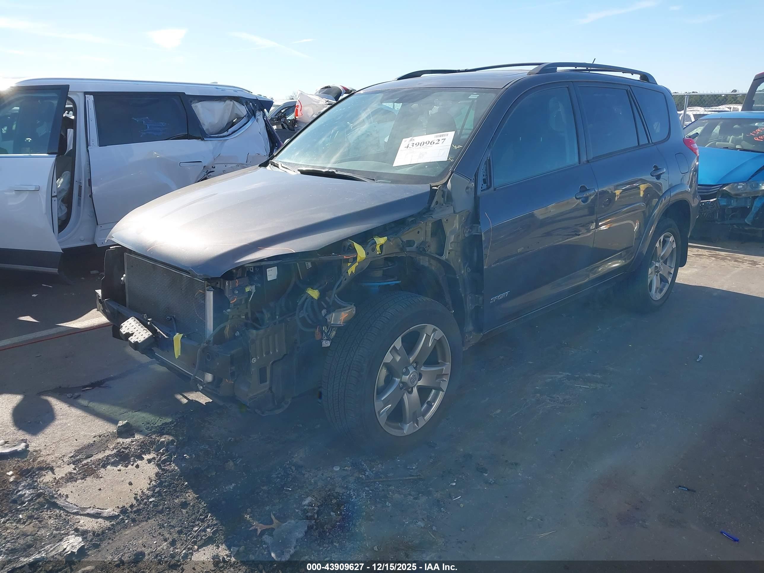 TOYOTA RAV4 image 2