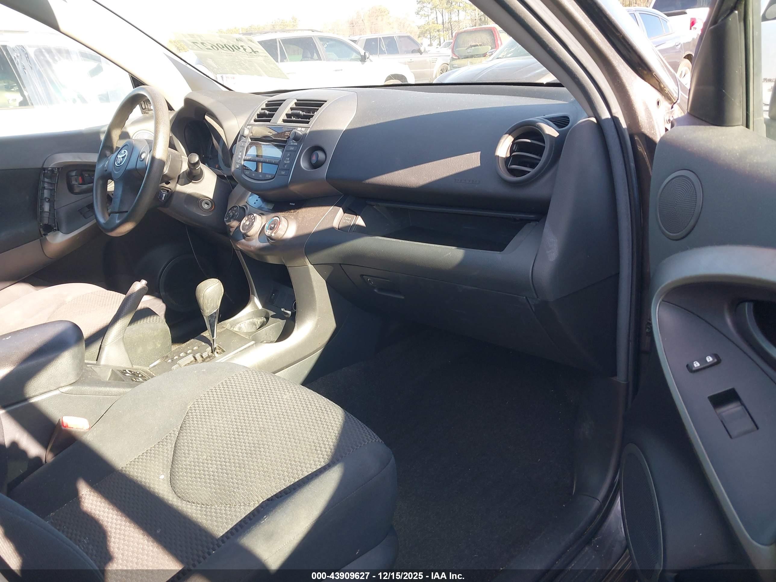 TOYOTA RAV4 image 5