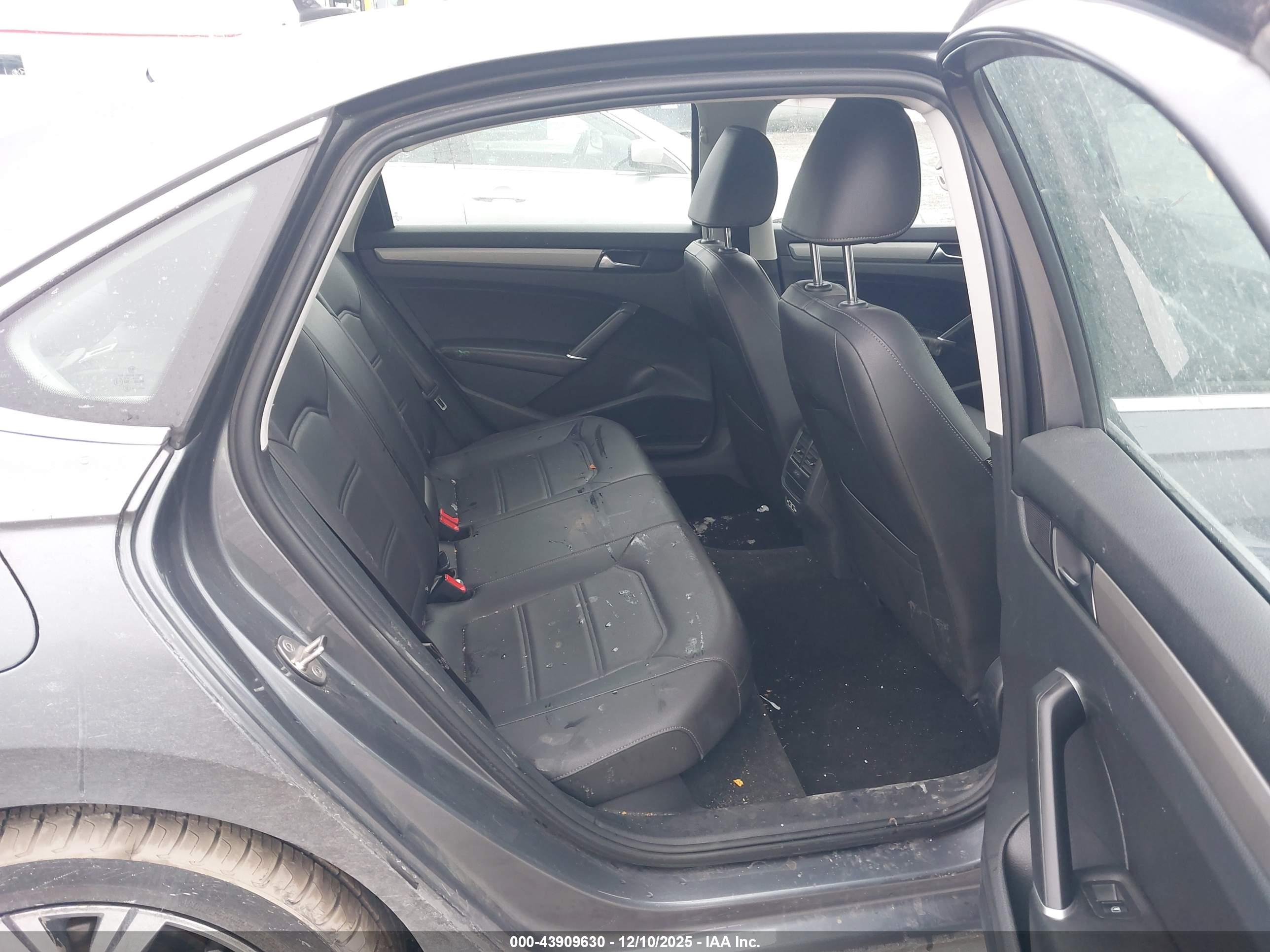 VOLKSWAGEN PASSAT image 8