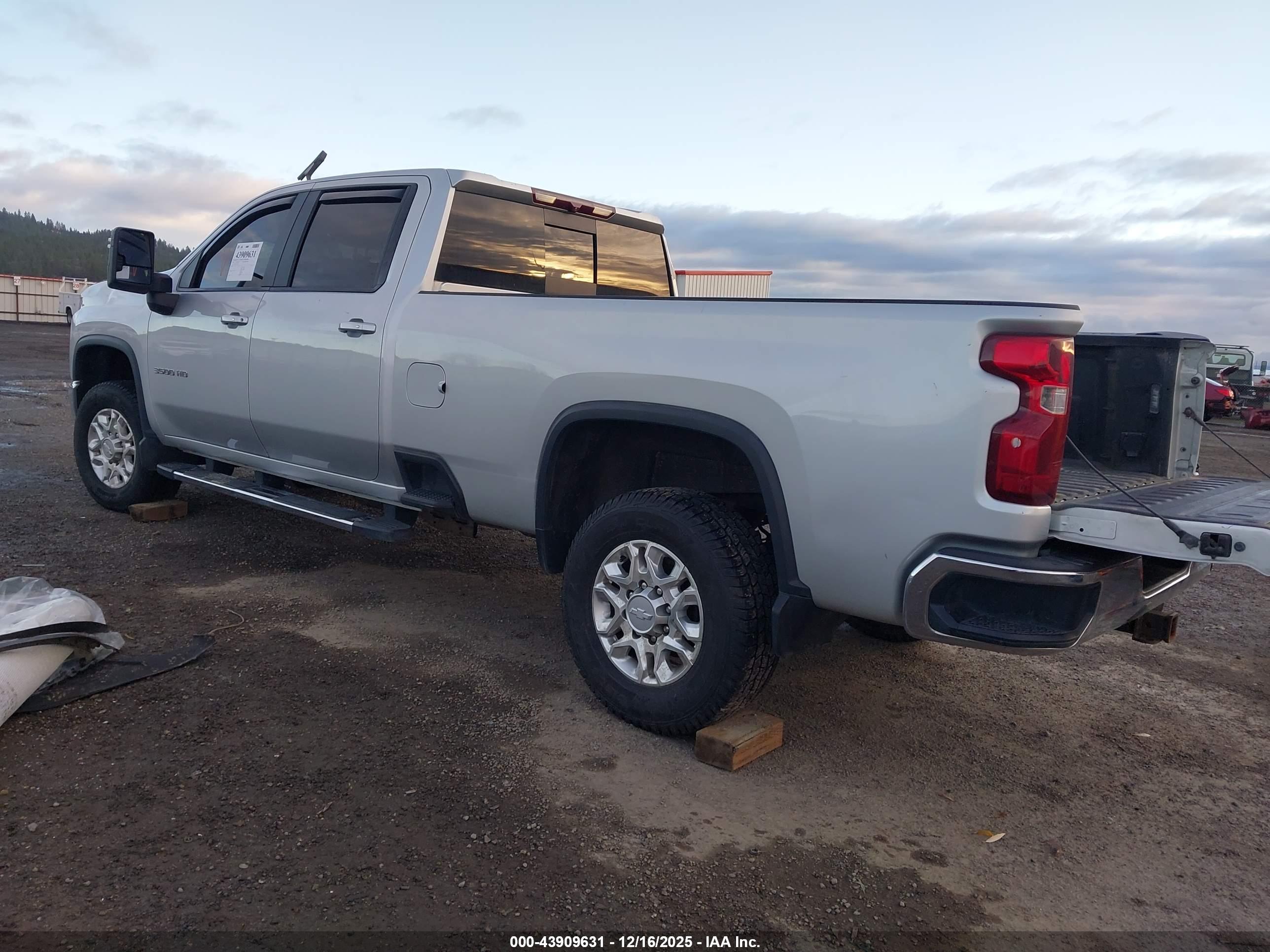 CHEVROLET SILVERADO image 3