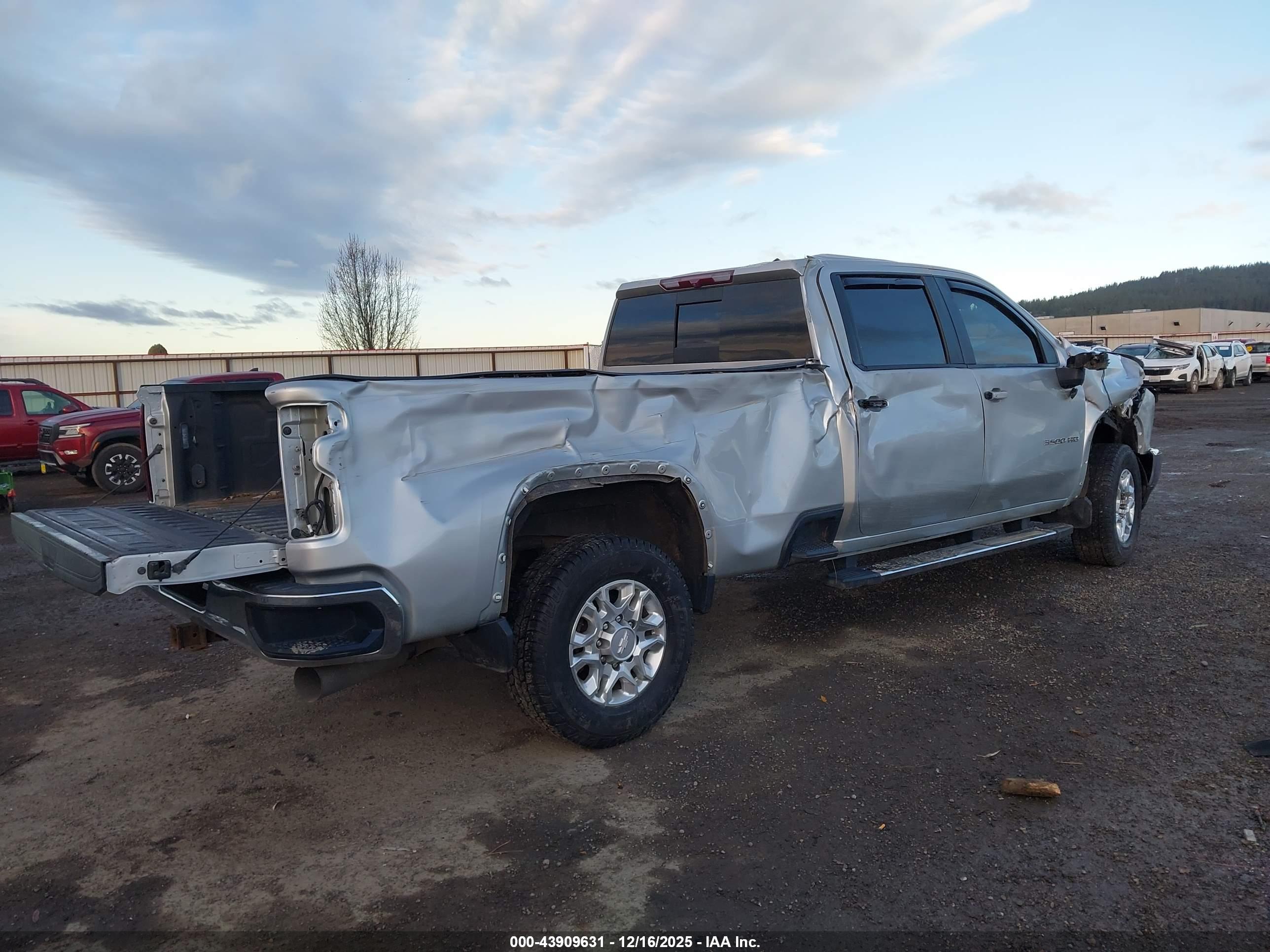 CHEVROLET SILVERADO image 4