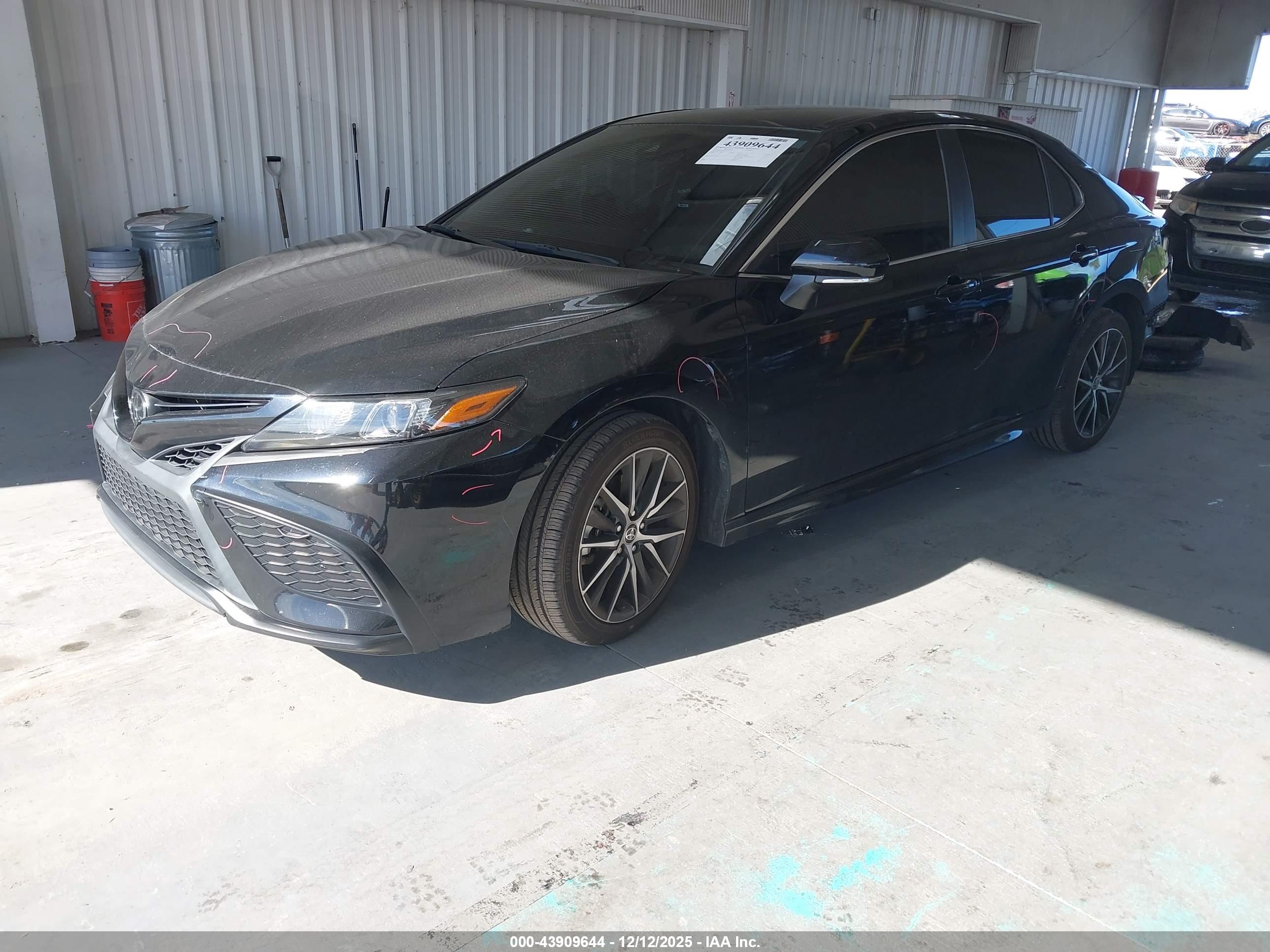 TOYOTA CAMRY image 2