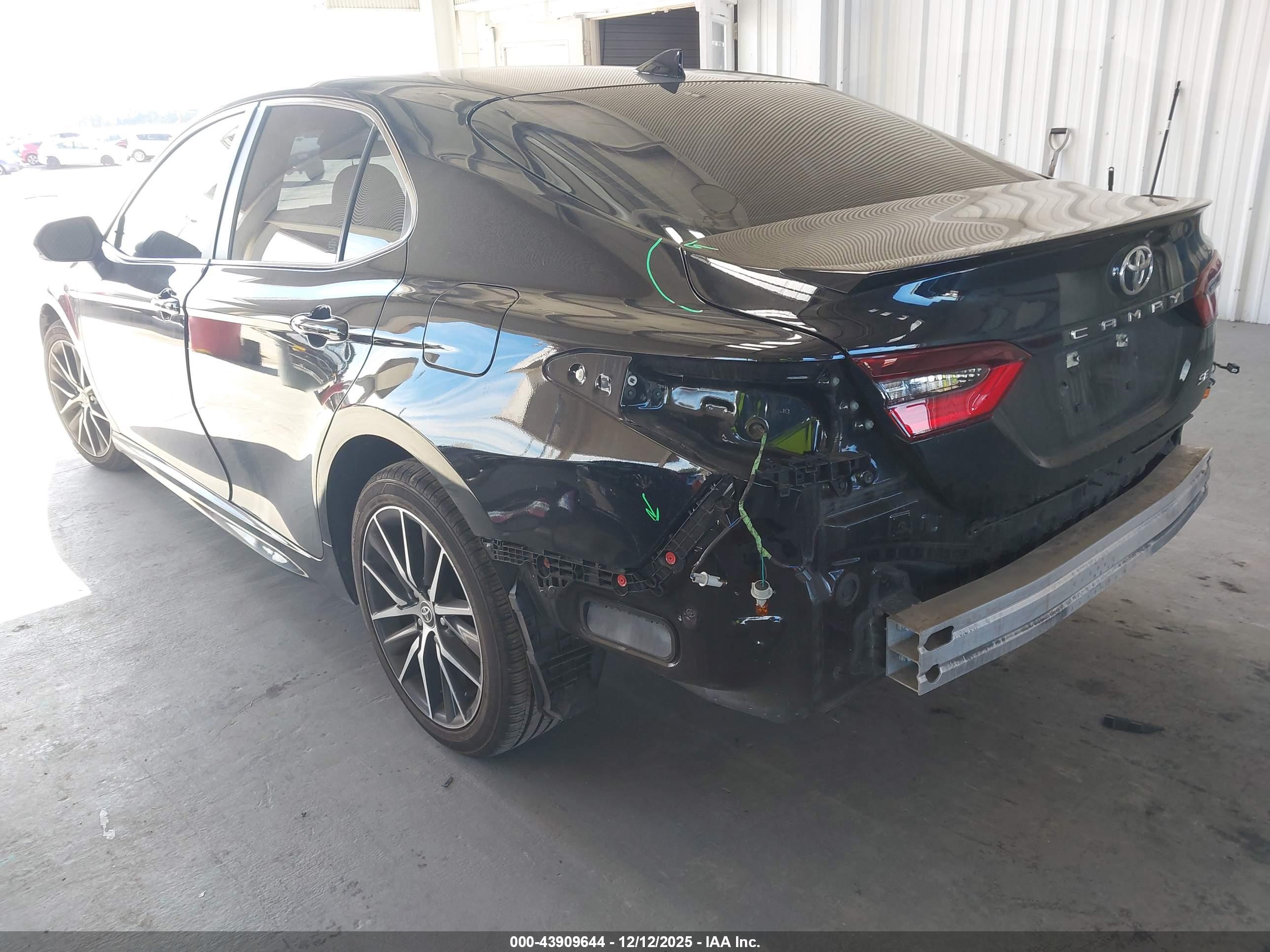 TOYOTA CAMRY image 3