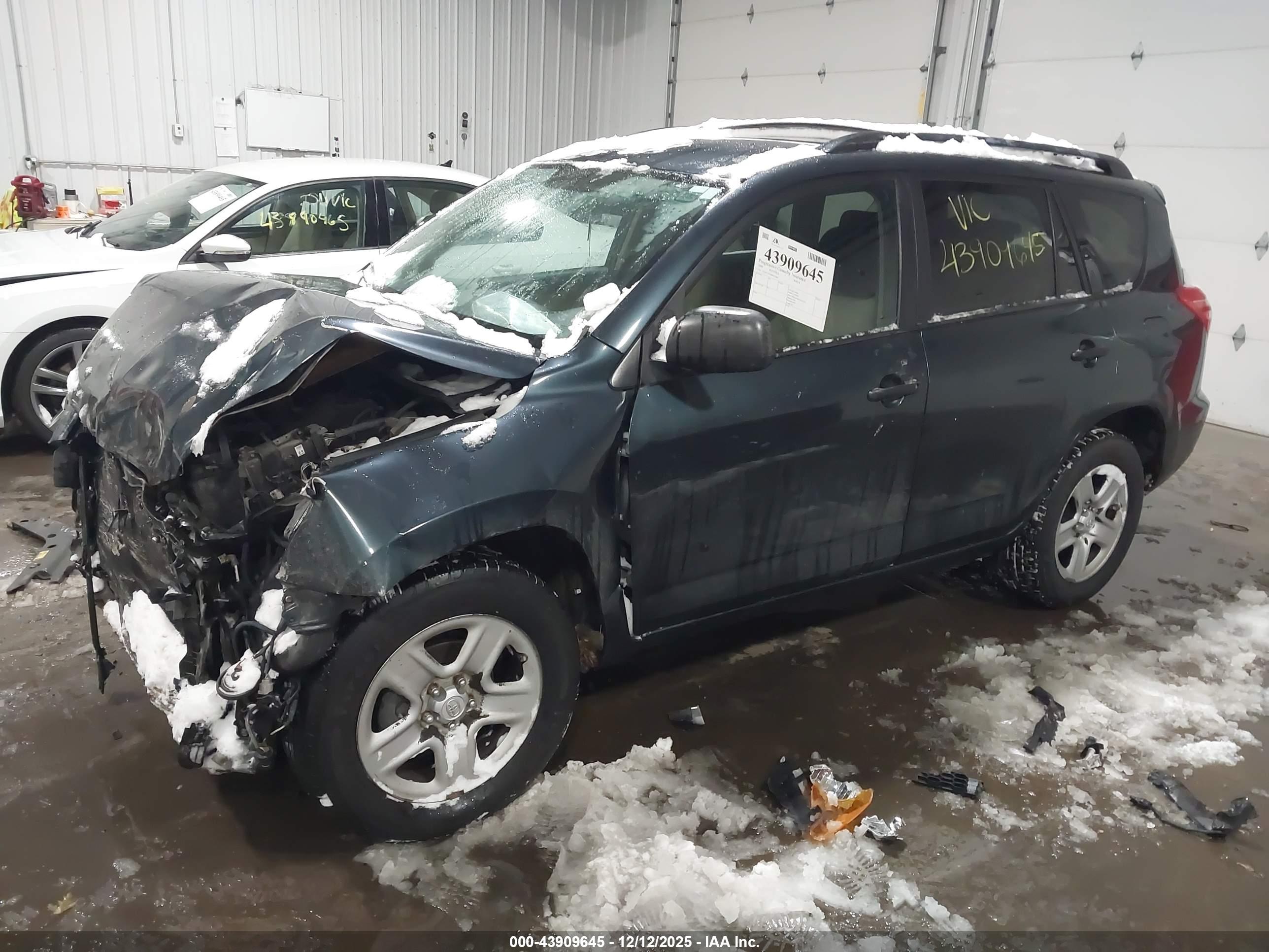 TOYOTA RAV4 image 2