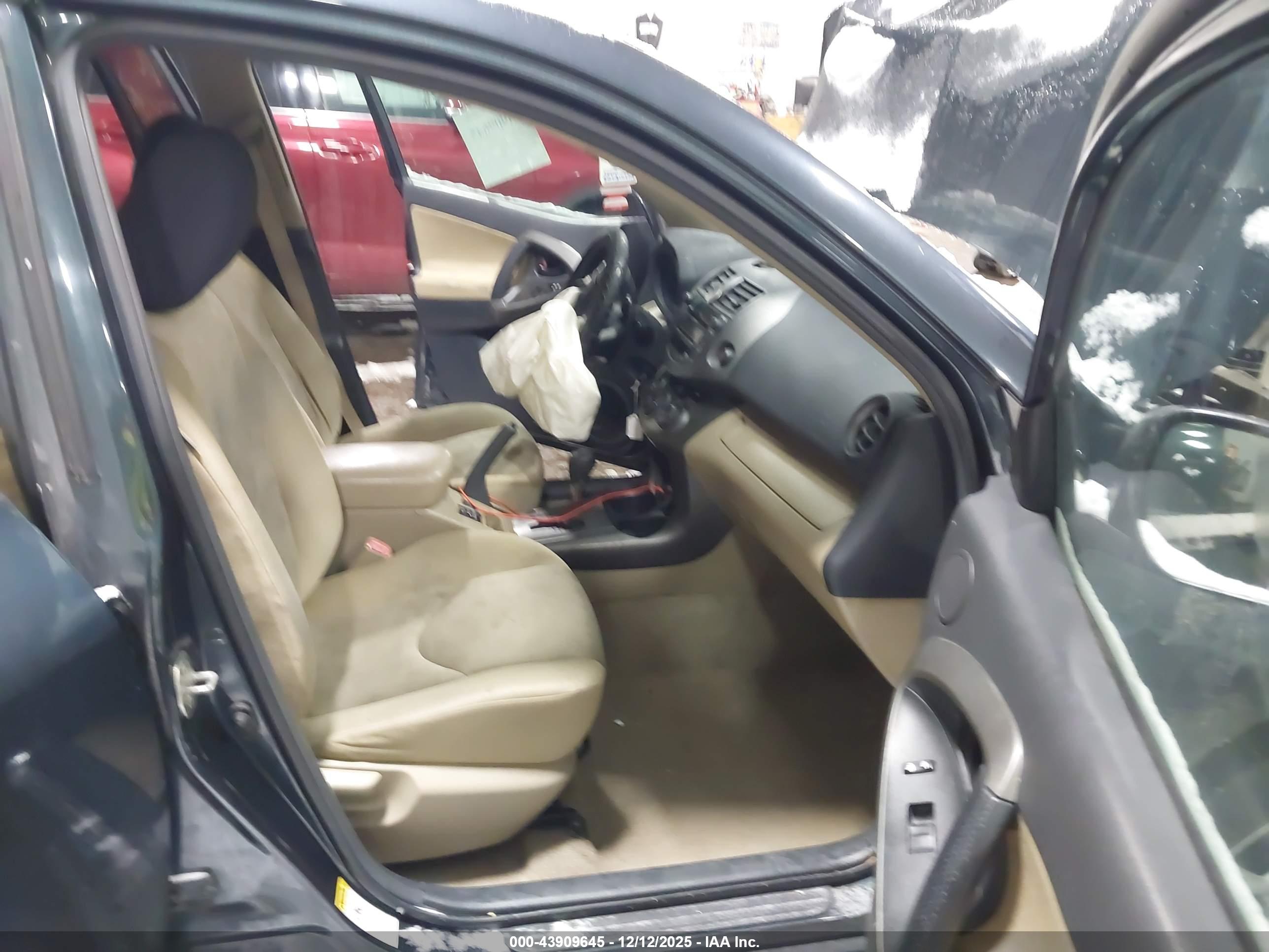 TOYOTA RAV4 image 5