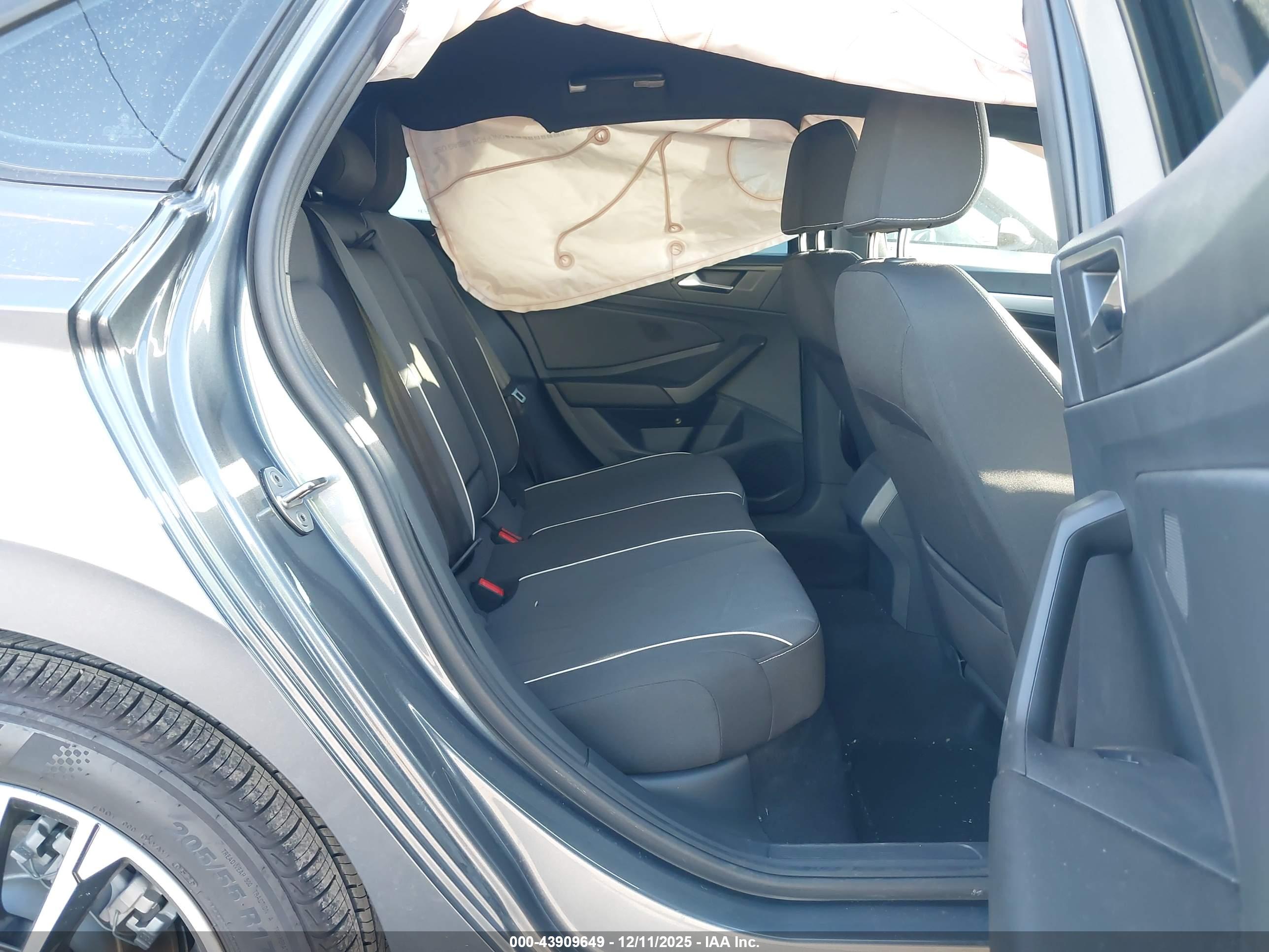 VOLKSWAGEN JETTA image 8