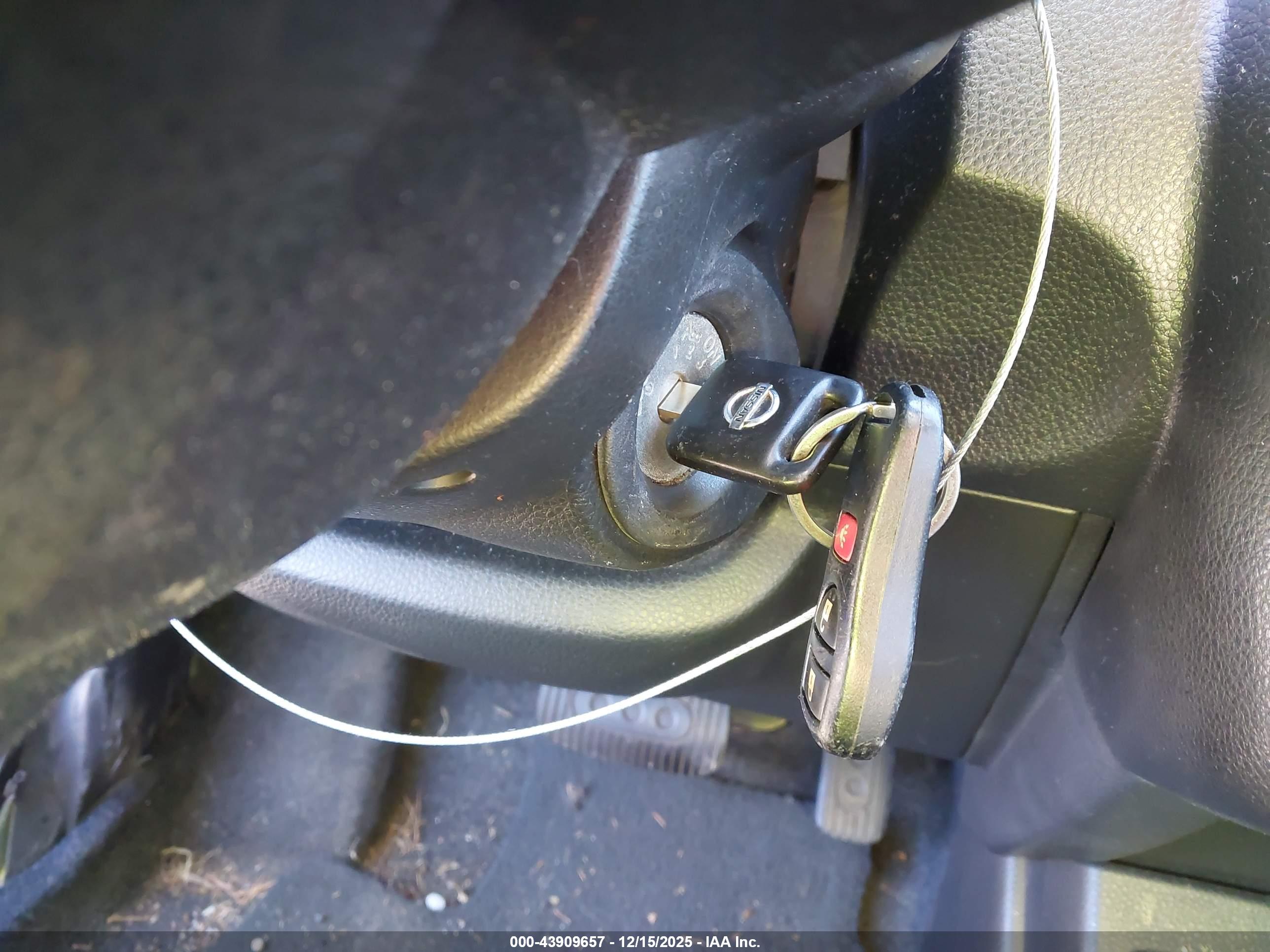 NISSAN VERSA image 11