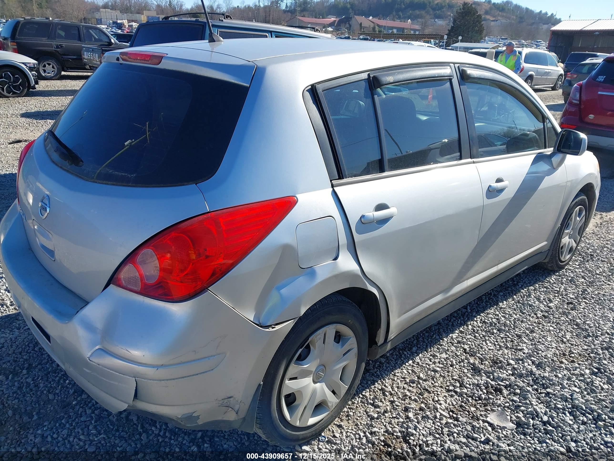 NISSAN VERSA image 4
