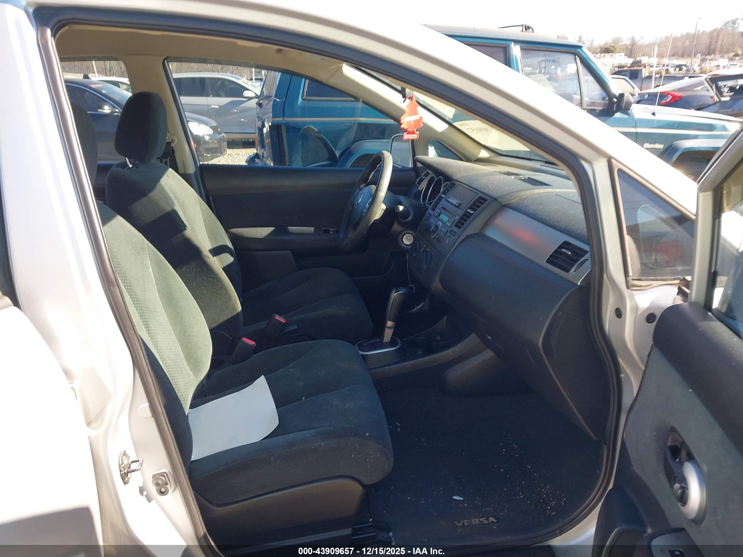 NISSAN VERSA image 5