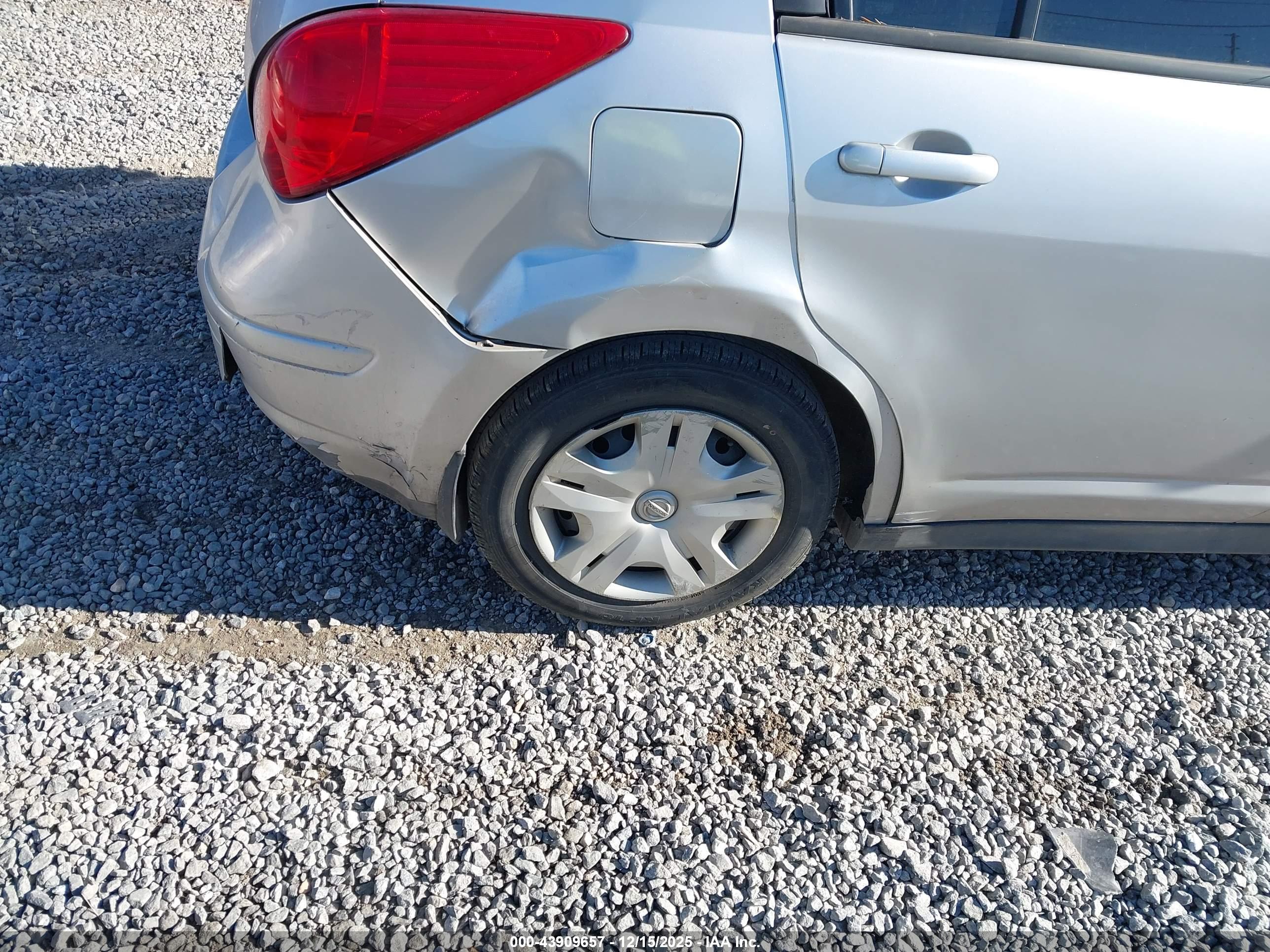 NISSAN VERSA image 6