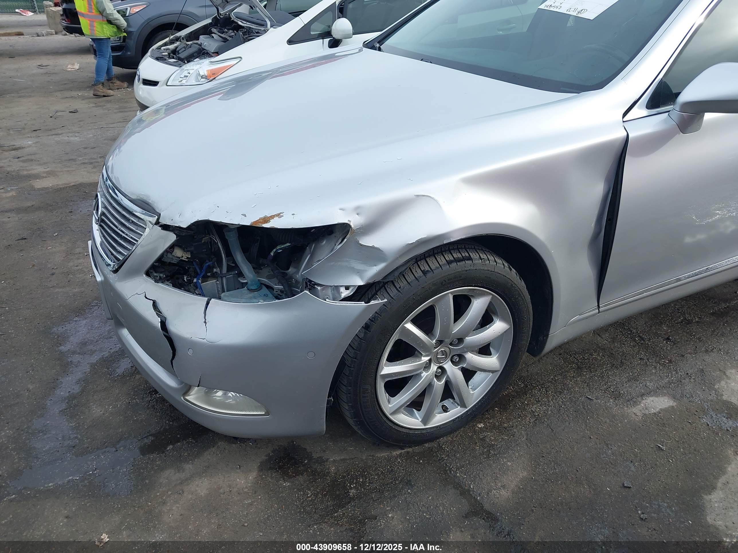 LEXUS LS image 6