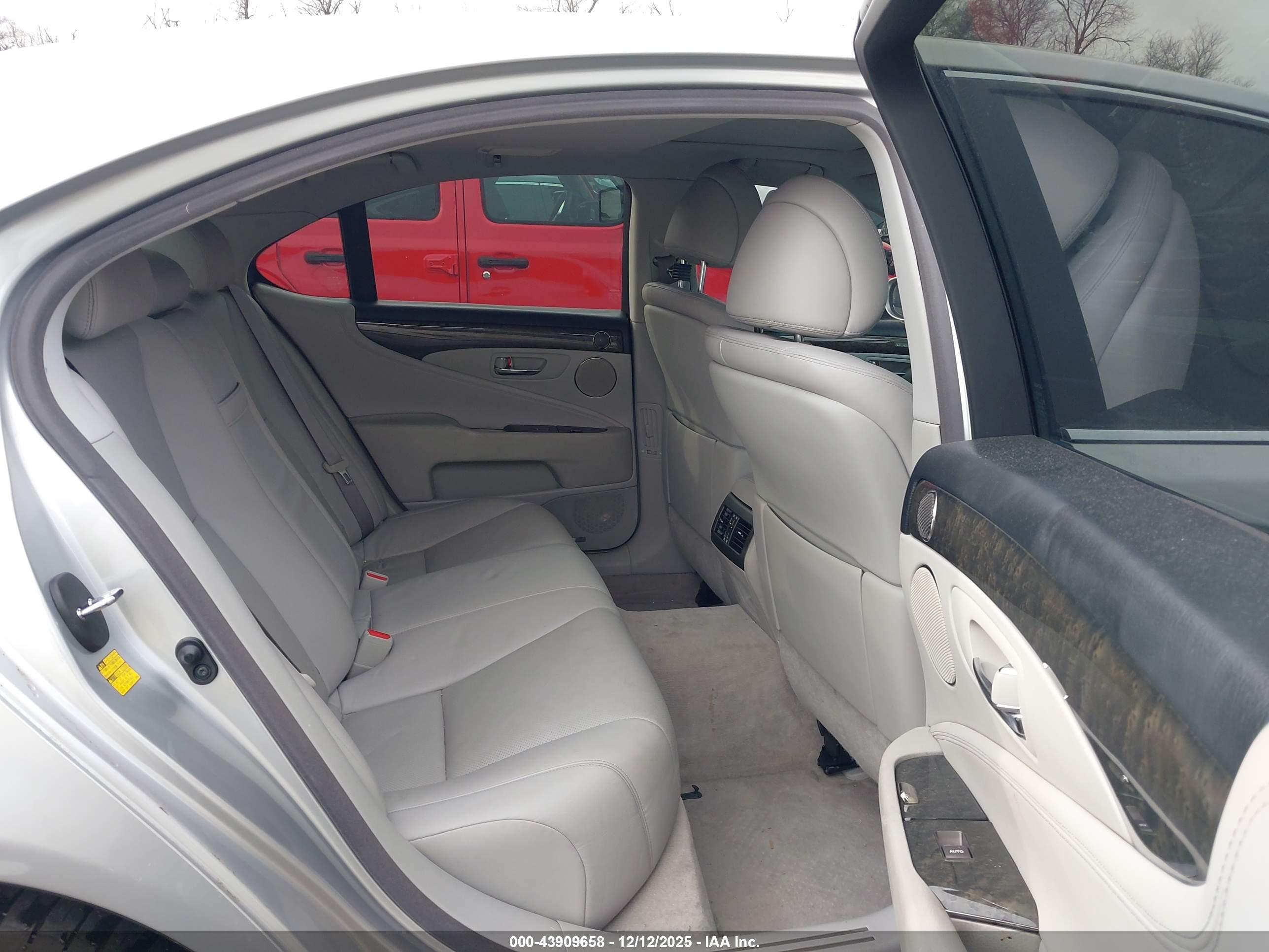 LEXUS LS image 8