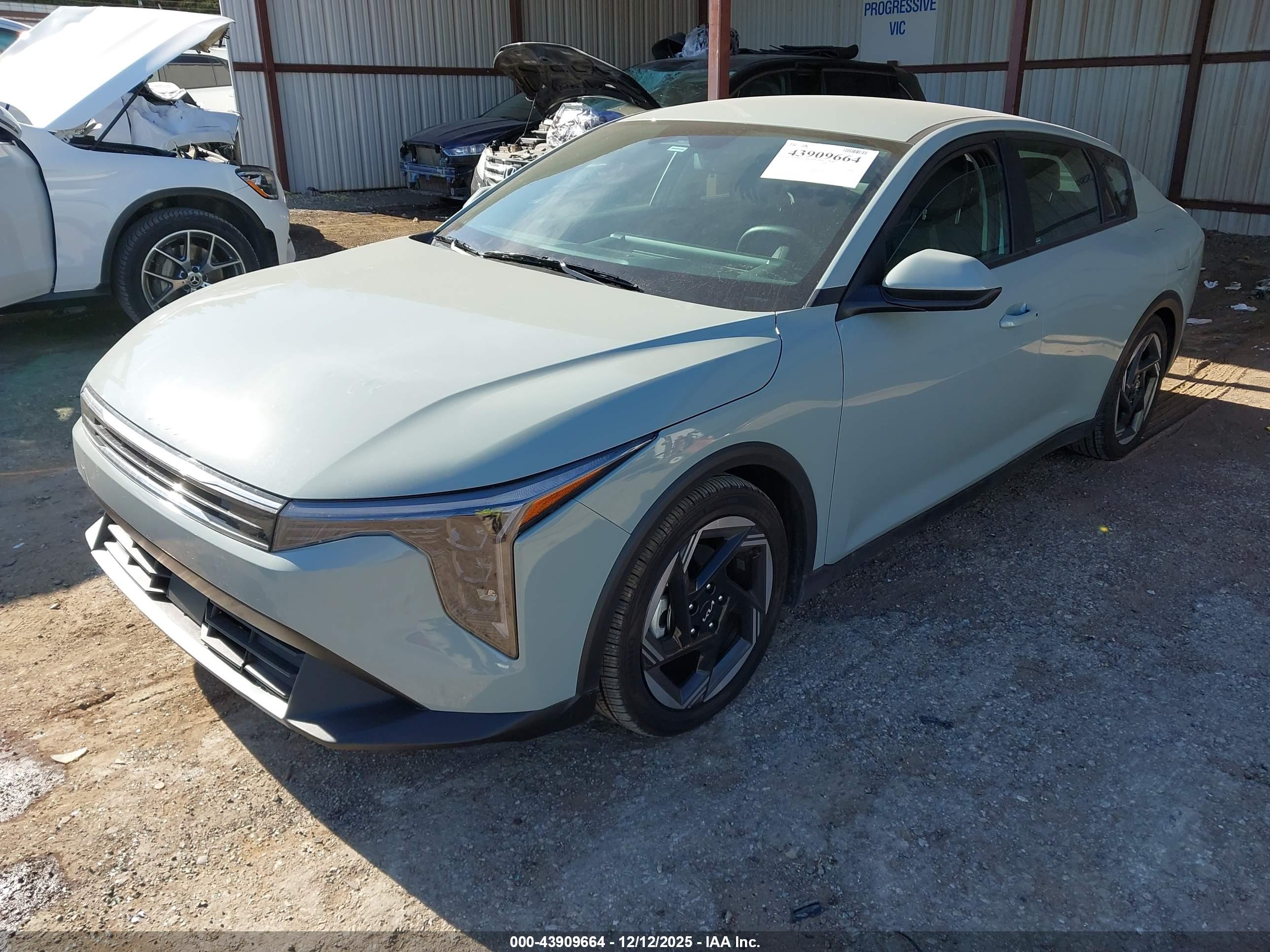 KIA K4 image 2