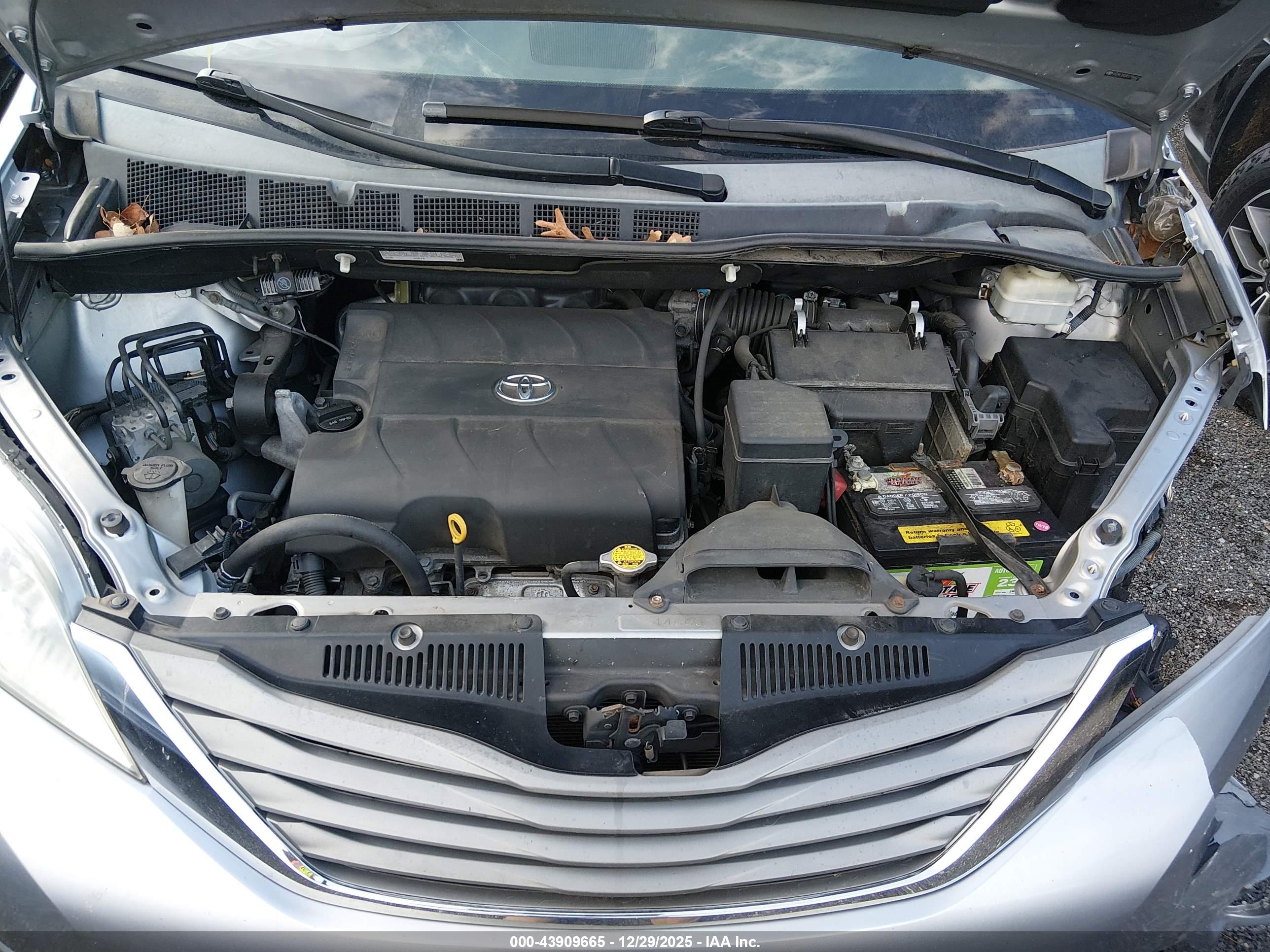 TOYOTA SIENNA image 10