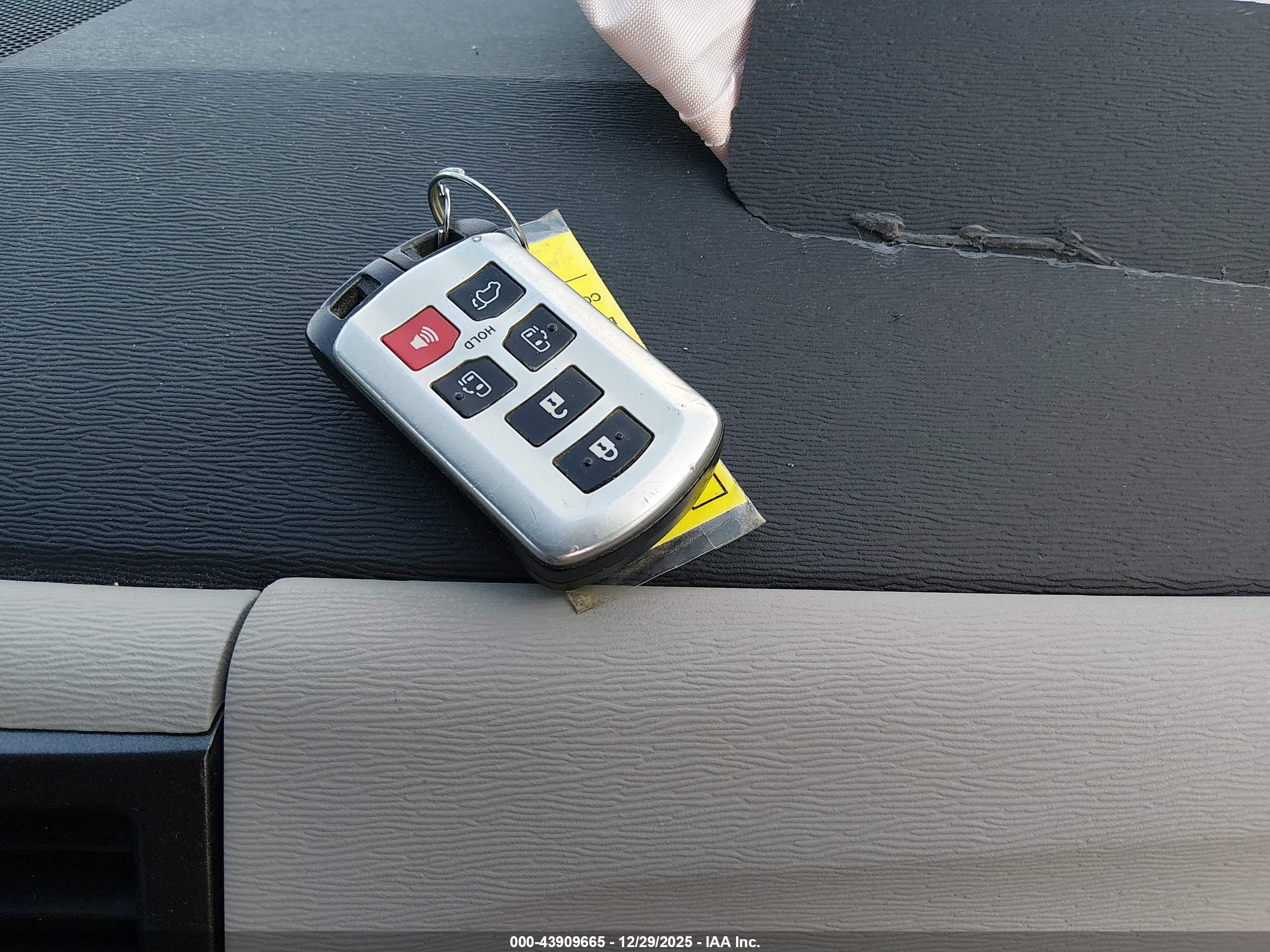 TOYOTA SIENNA image 11