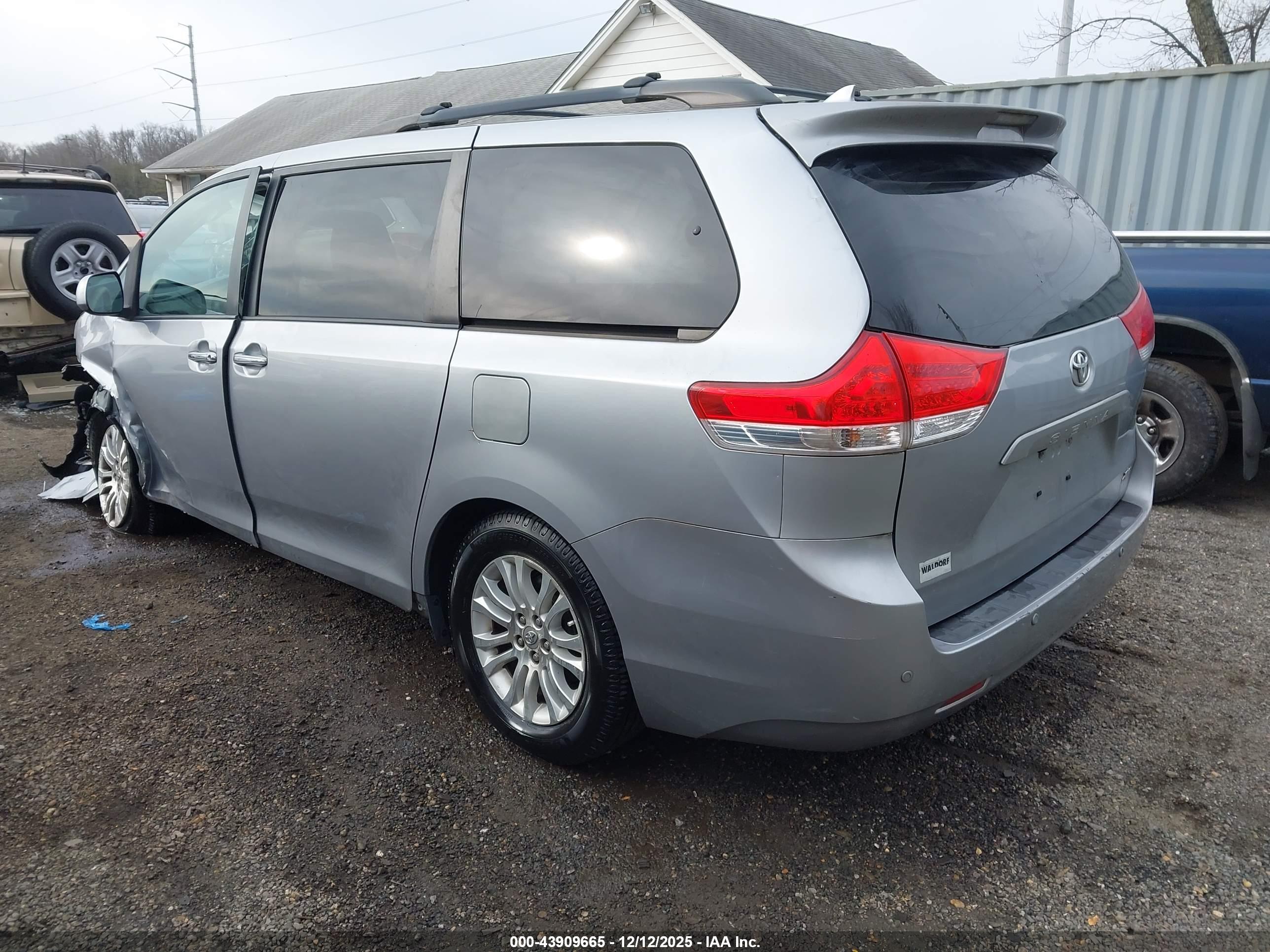 TOYOTA SIENNA image 3