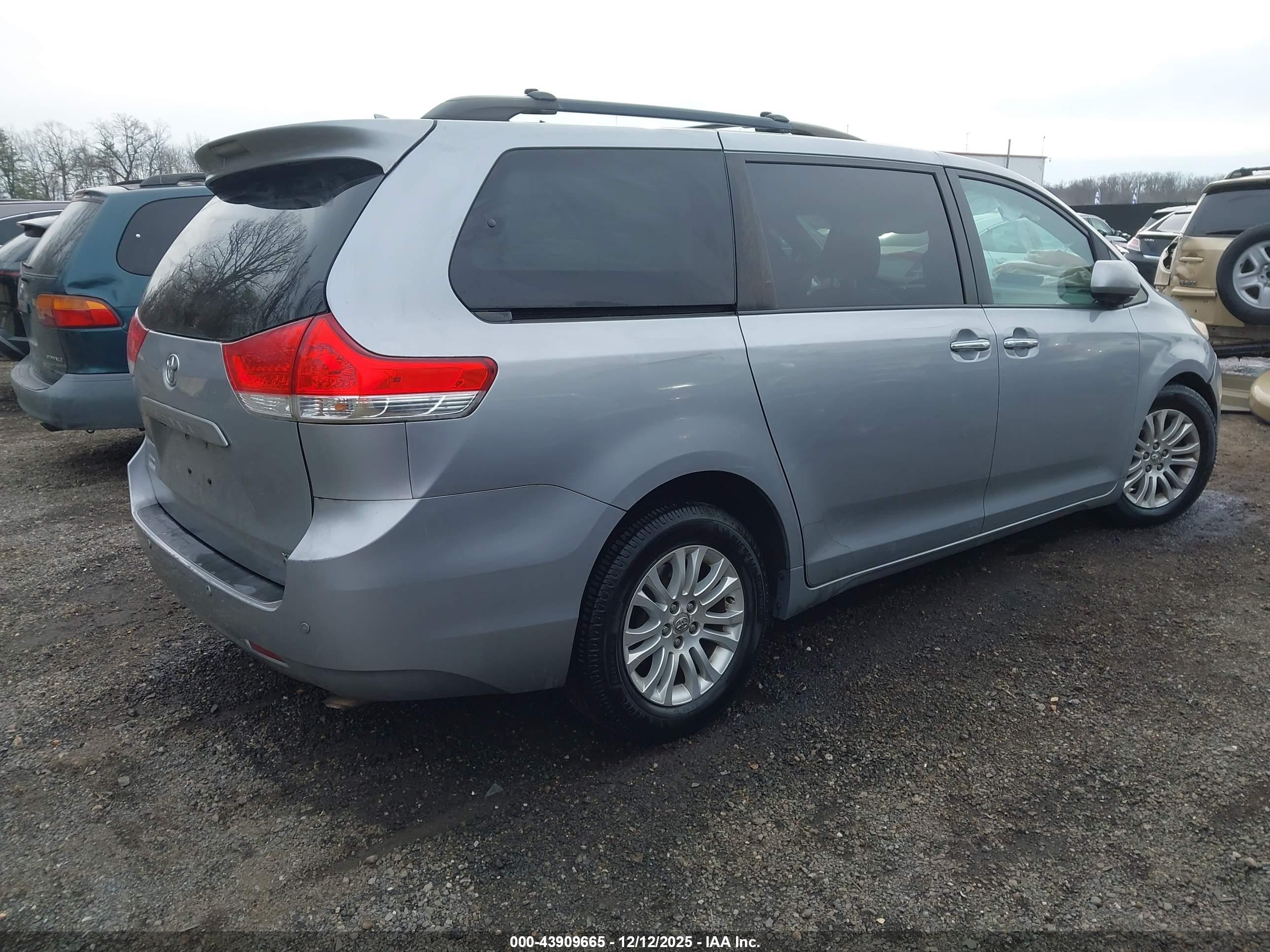 TOYOTA SIENNA image 4