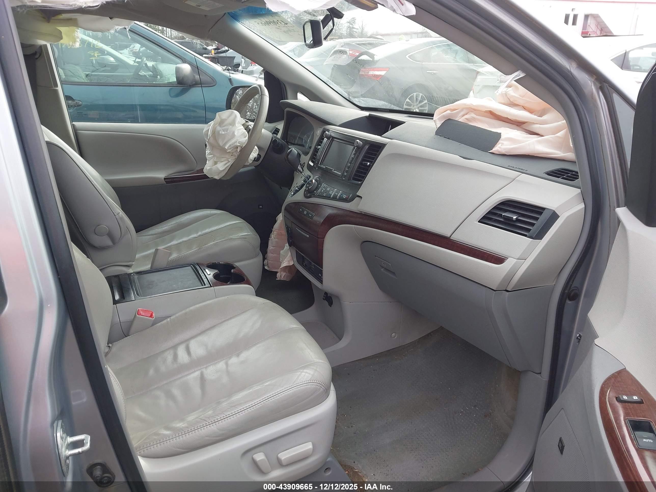 TOYOTA SIENNA image 5