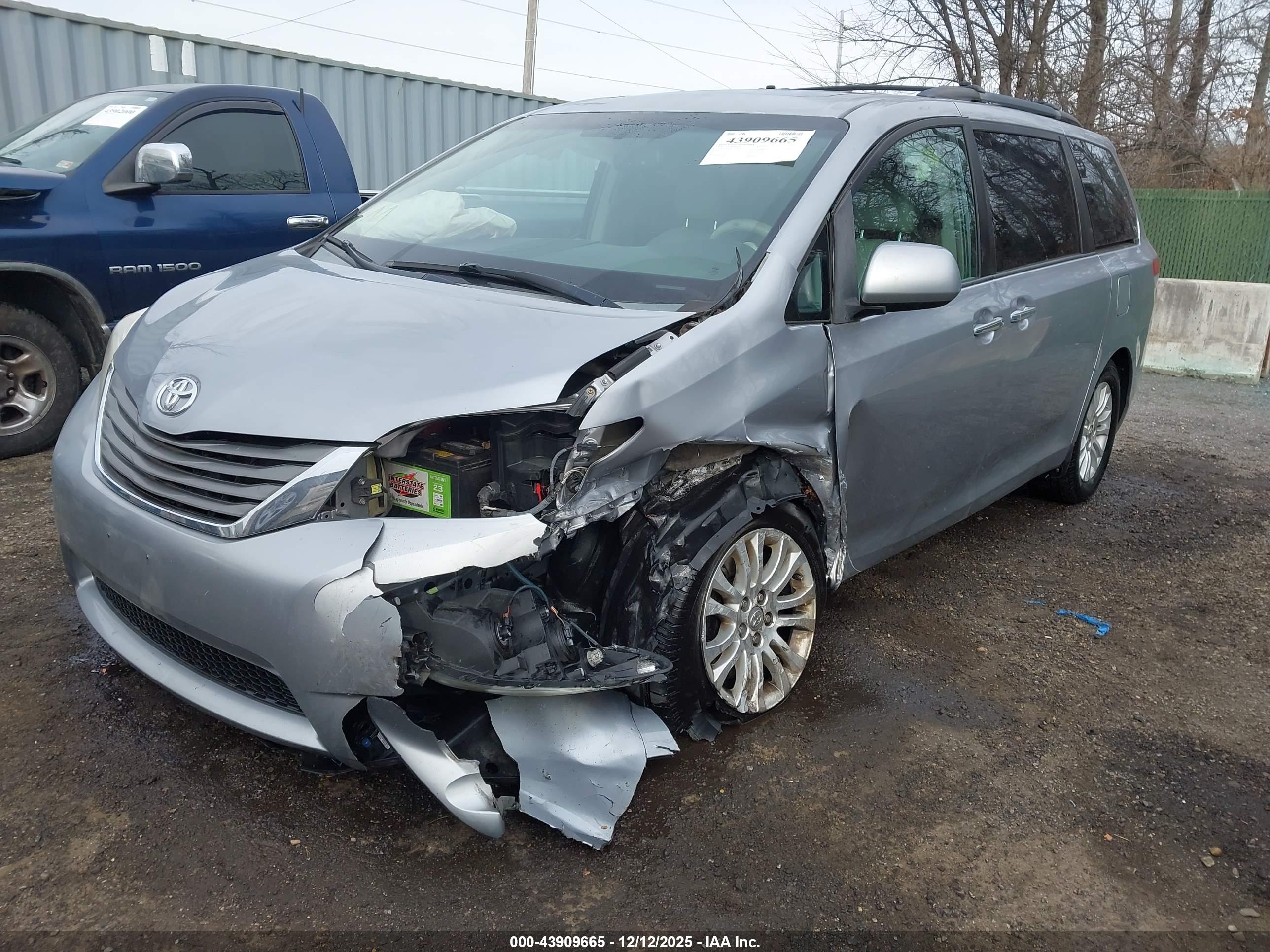 TOYOTA SIENNA image 6