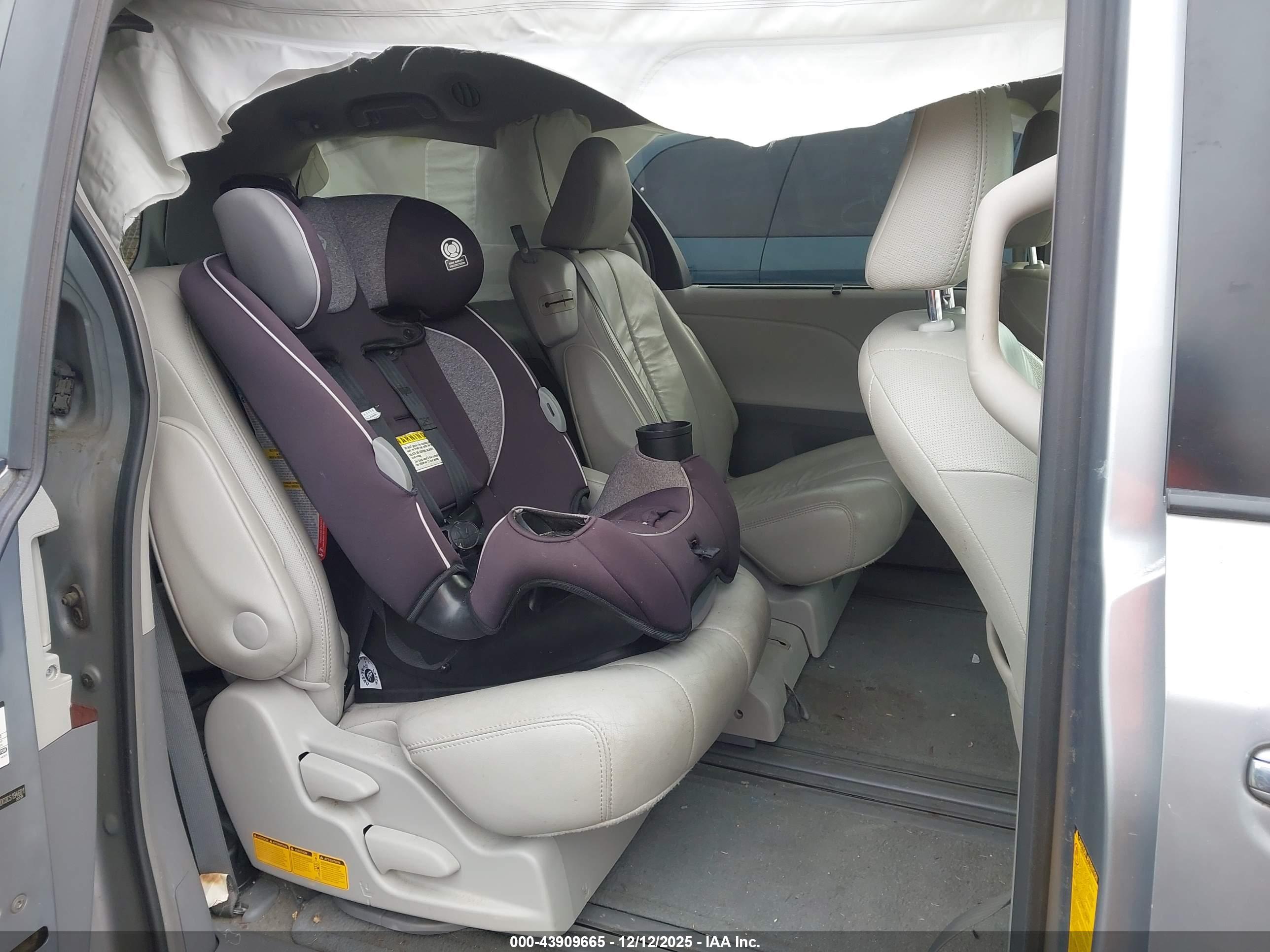 TOYOTA SIENNA image 8