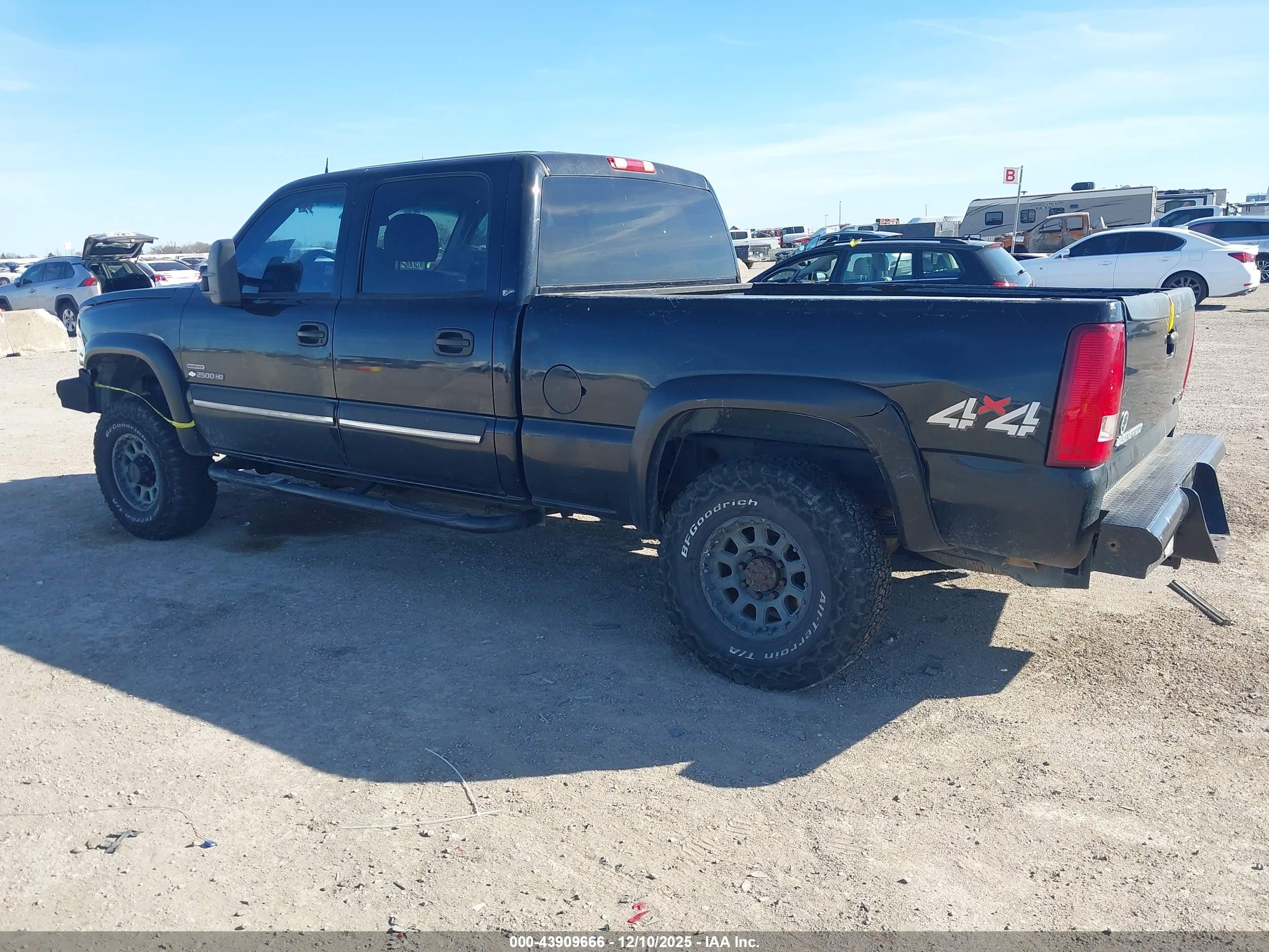 CHEVROLET SILVERADO image 3