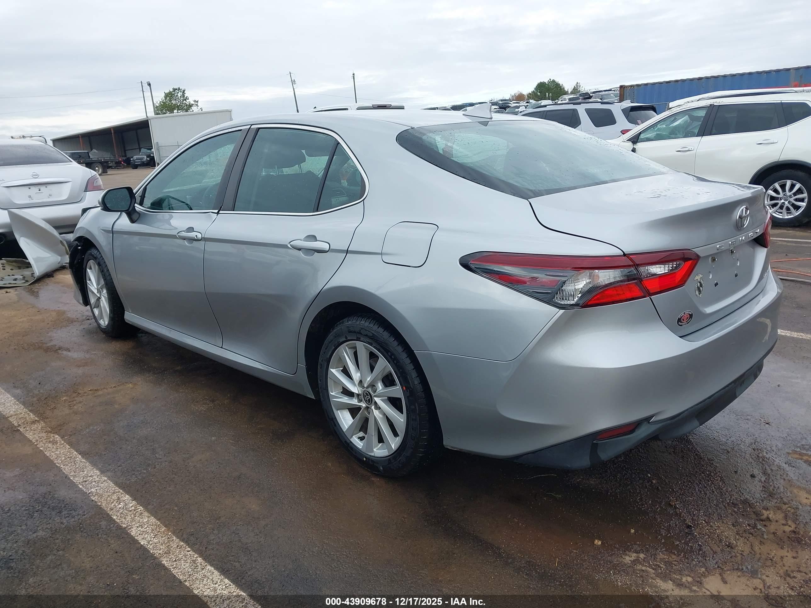 TOYOTA CAMRY image 3